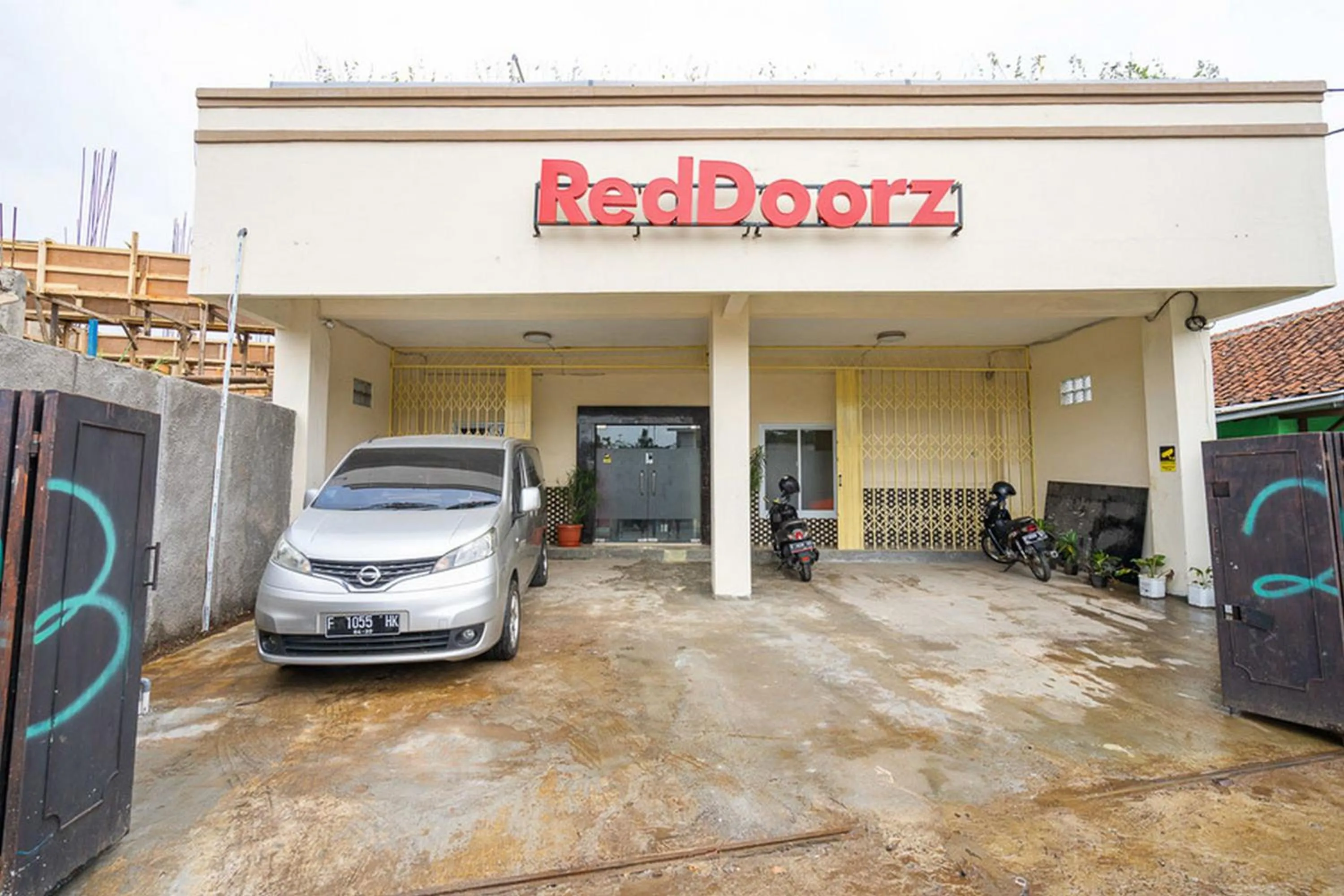 Facade/entrance in RedDoorz Syariah near Exit Toll Ciawi