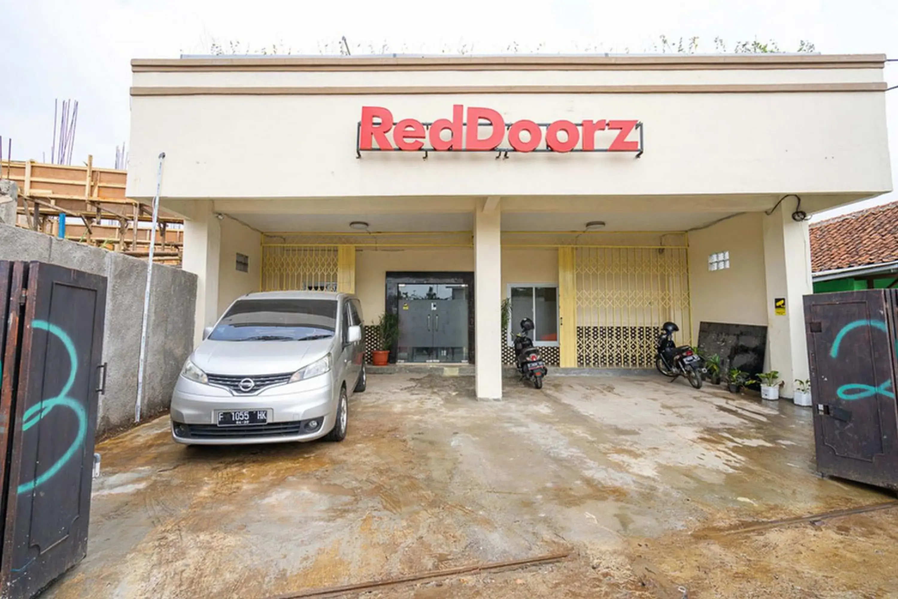 Facade/entrance in RedDoorz Syariah near Exit Toll Ciawi Facade/entrance in RedDoorz Syariah near Exit Toll Ciawi