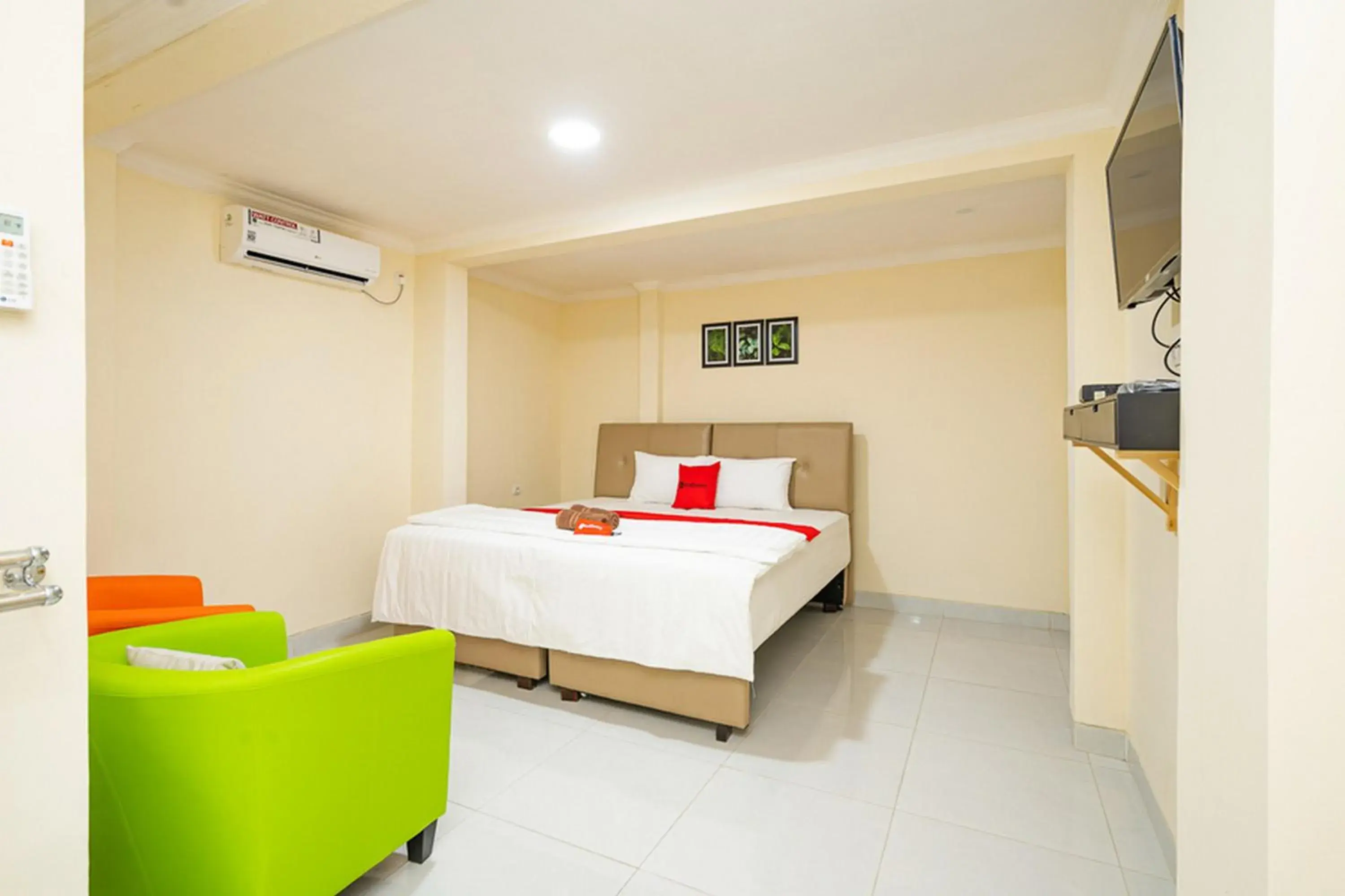 Bedroom, Bed in RedDoorz Syariah near Exit Toll Ciawi Bedroom, Bed in RedDoorz Syariah near Exit Toll Ciawi