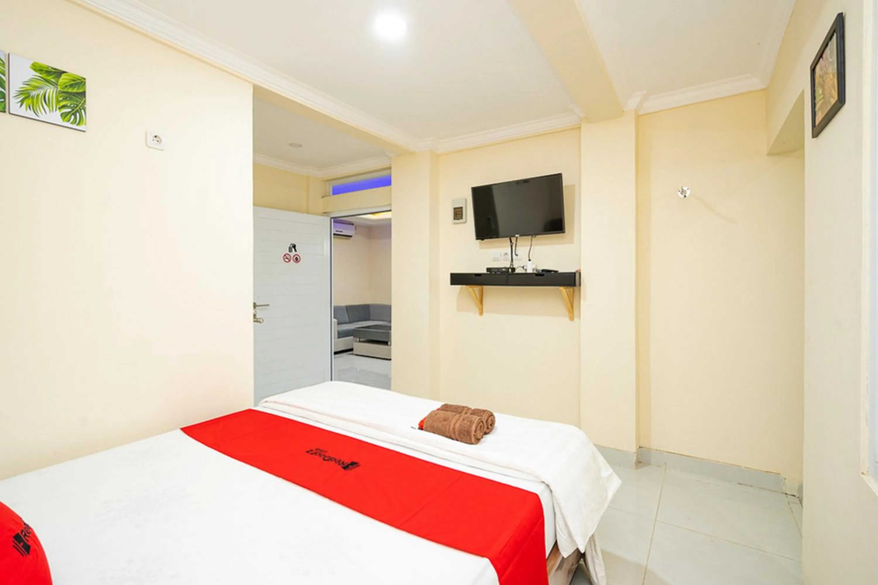 Bedroom, Bed in RedDoorz Syariah near Exit Toll Ciawi