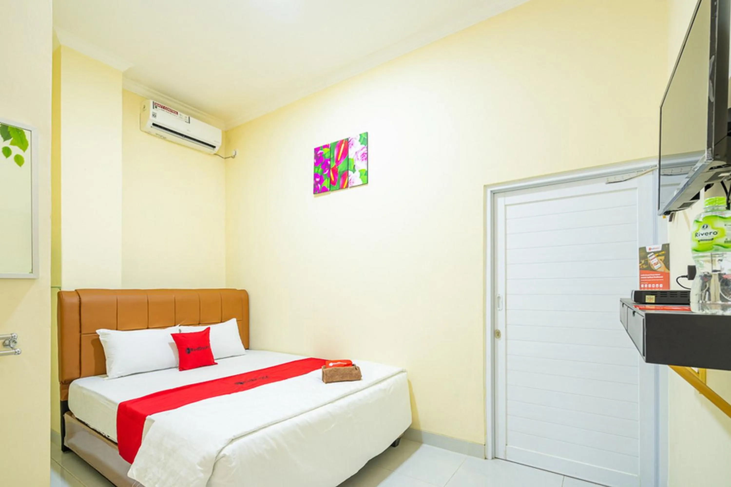 Bedroom, Bed in RedDoorz Syariah near Exit Toll Ciawi