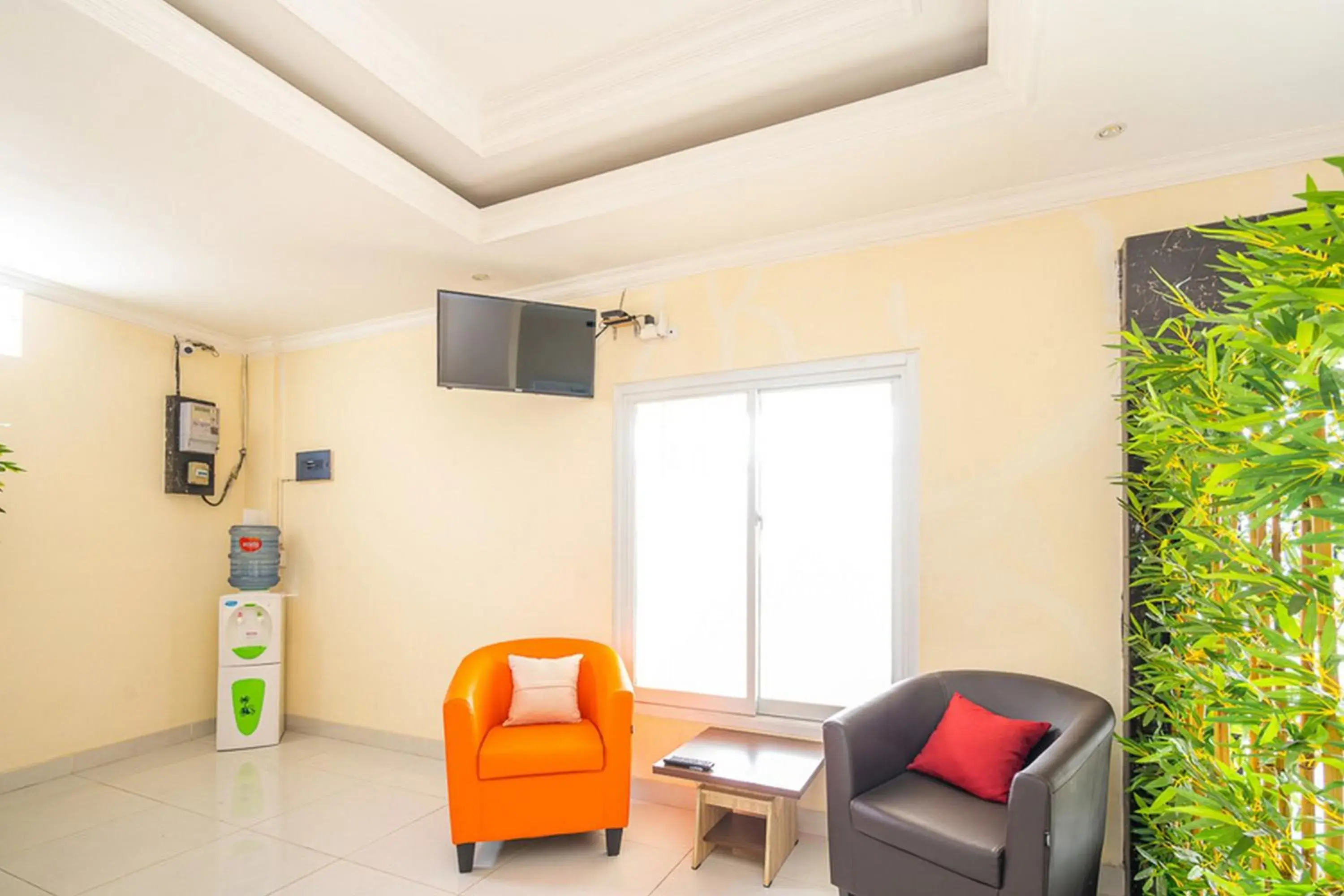 Lobby or reception in RedDoorz Syariah near Exit Toll Ciawi Lobby or reception in RedDoorz Syariah near Exit Toll Ciawi