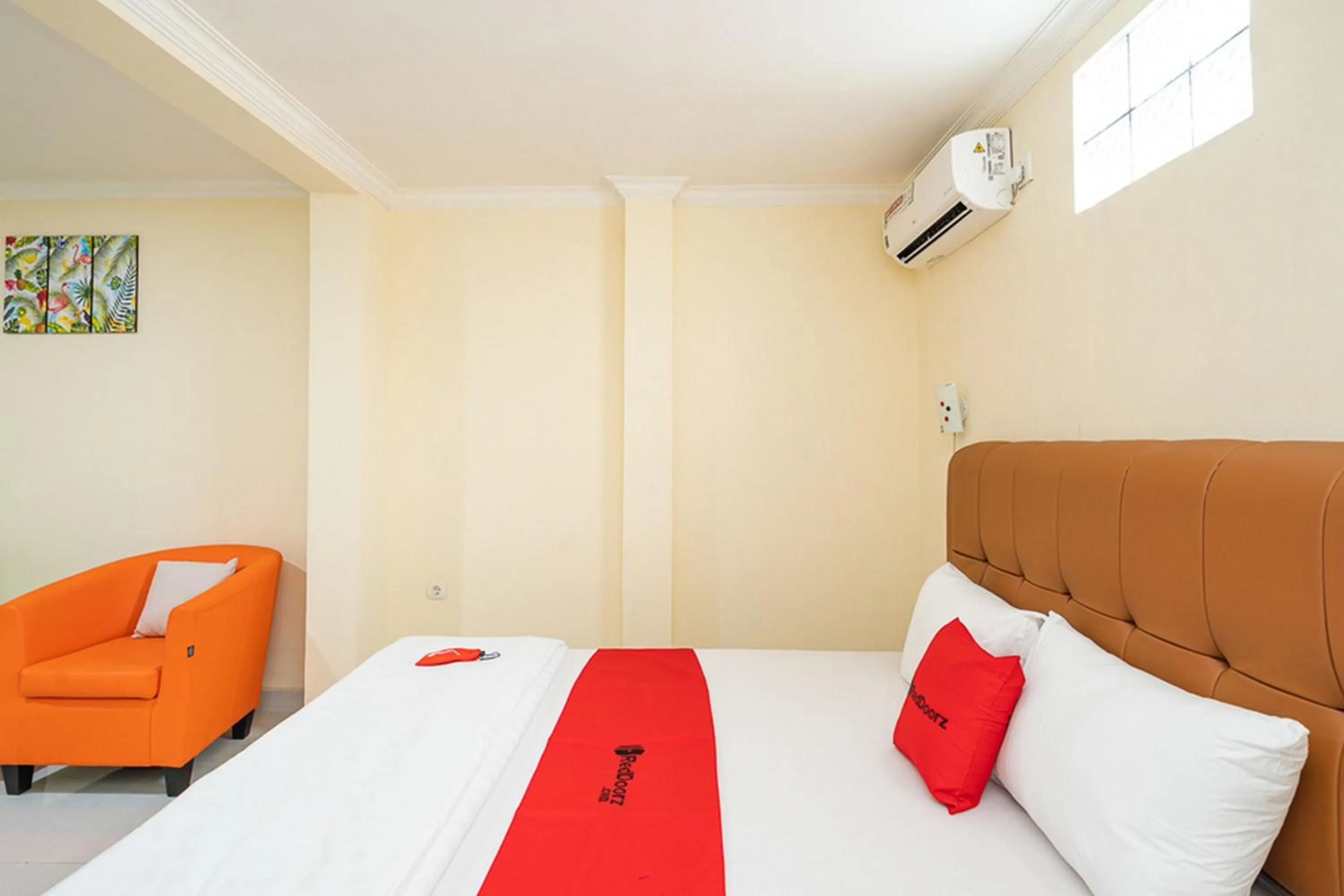 Bedroom, Bed in RedDoorz Syariah near Exit Toll Ciawi