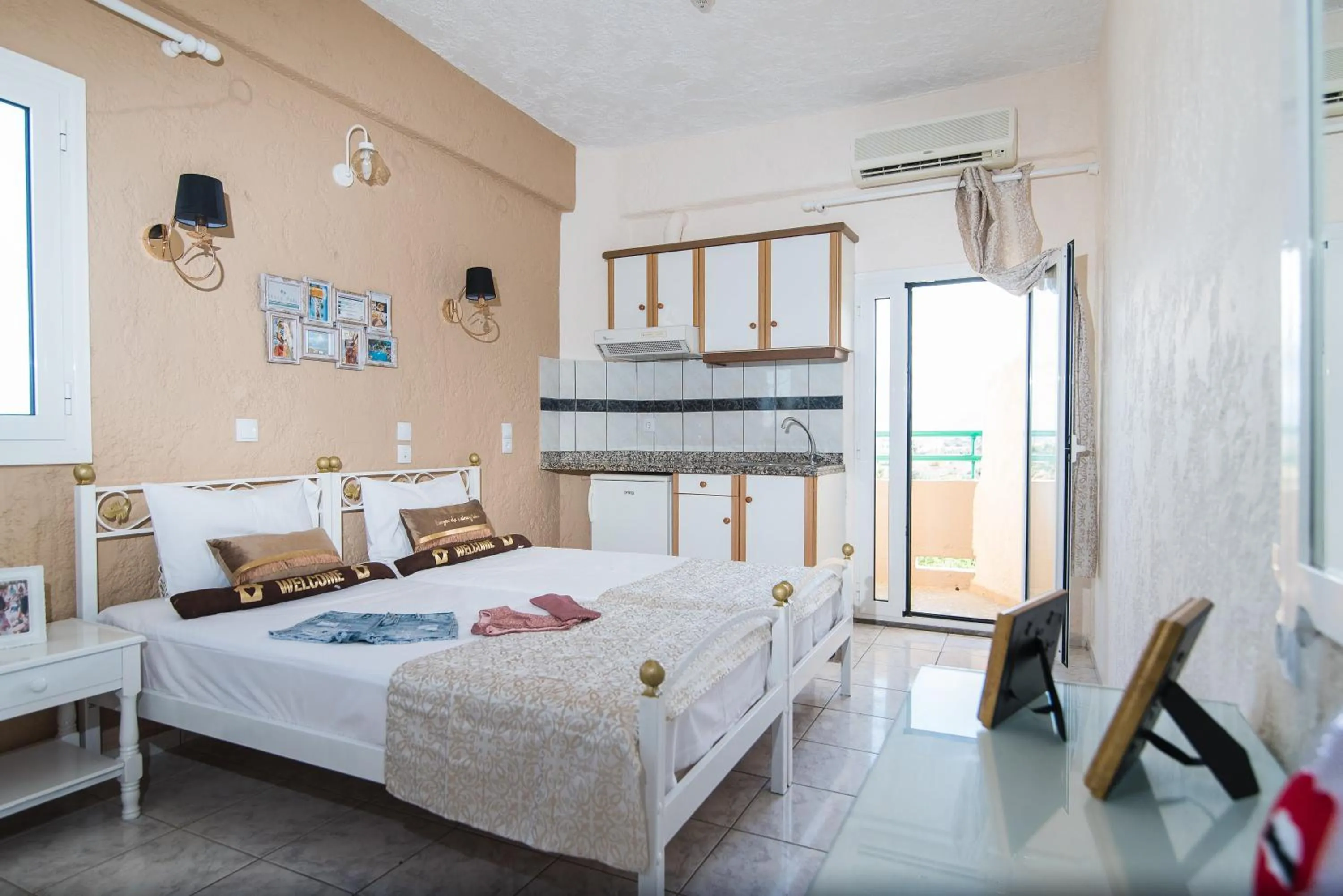 Photo of the whole room, Bed in Oasis Studios