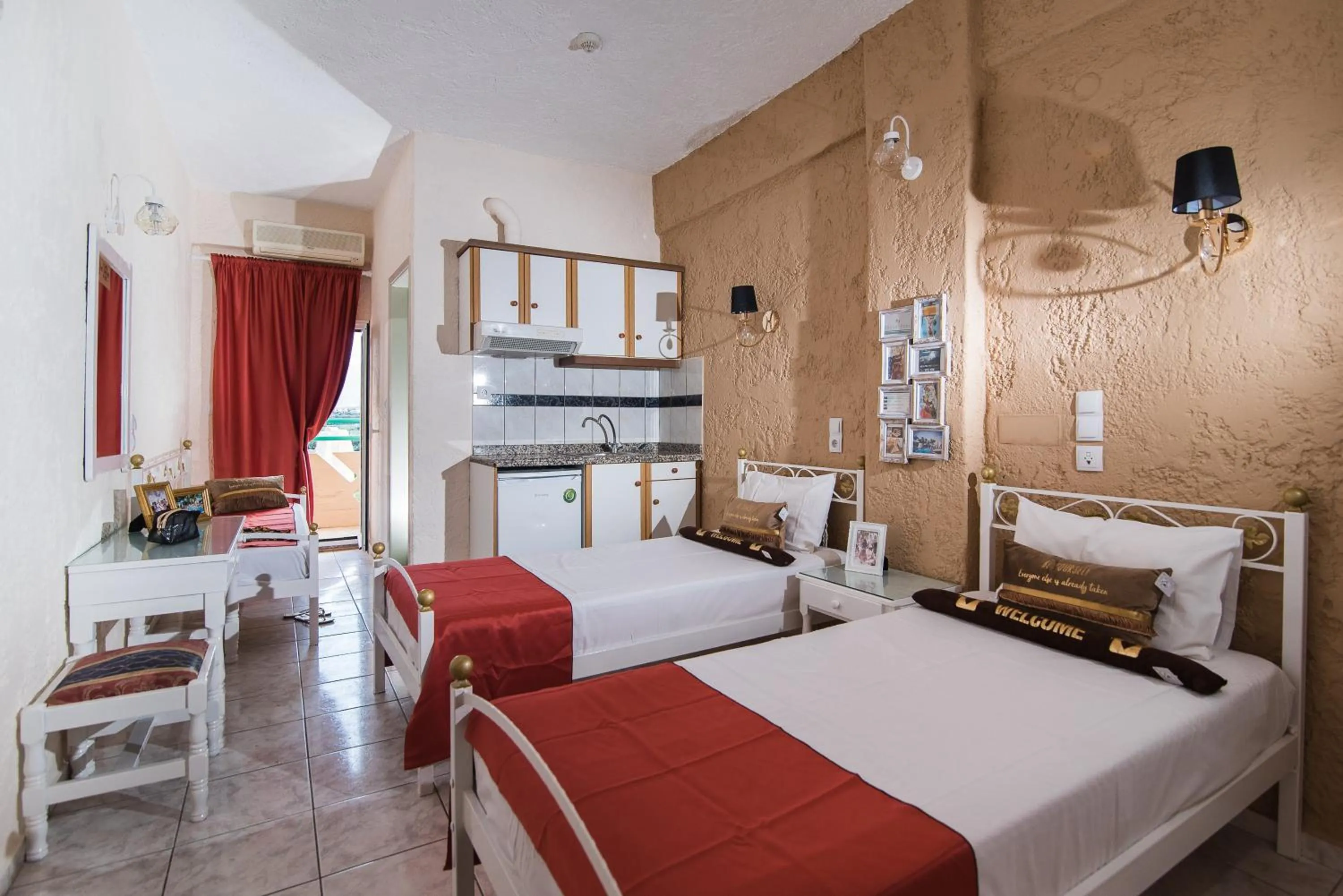 Photo of the whole room, Bed in Oasis Studios