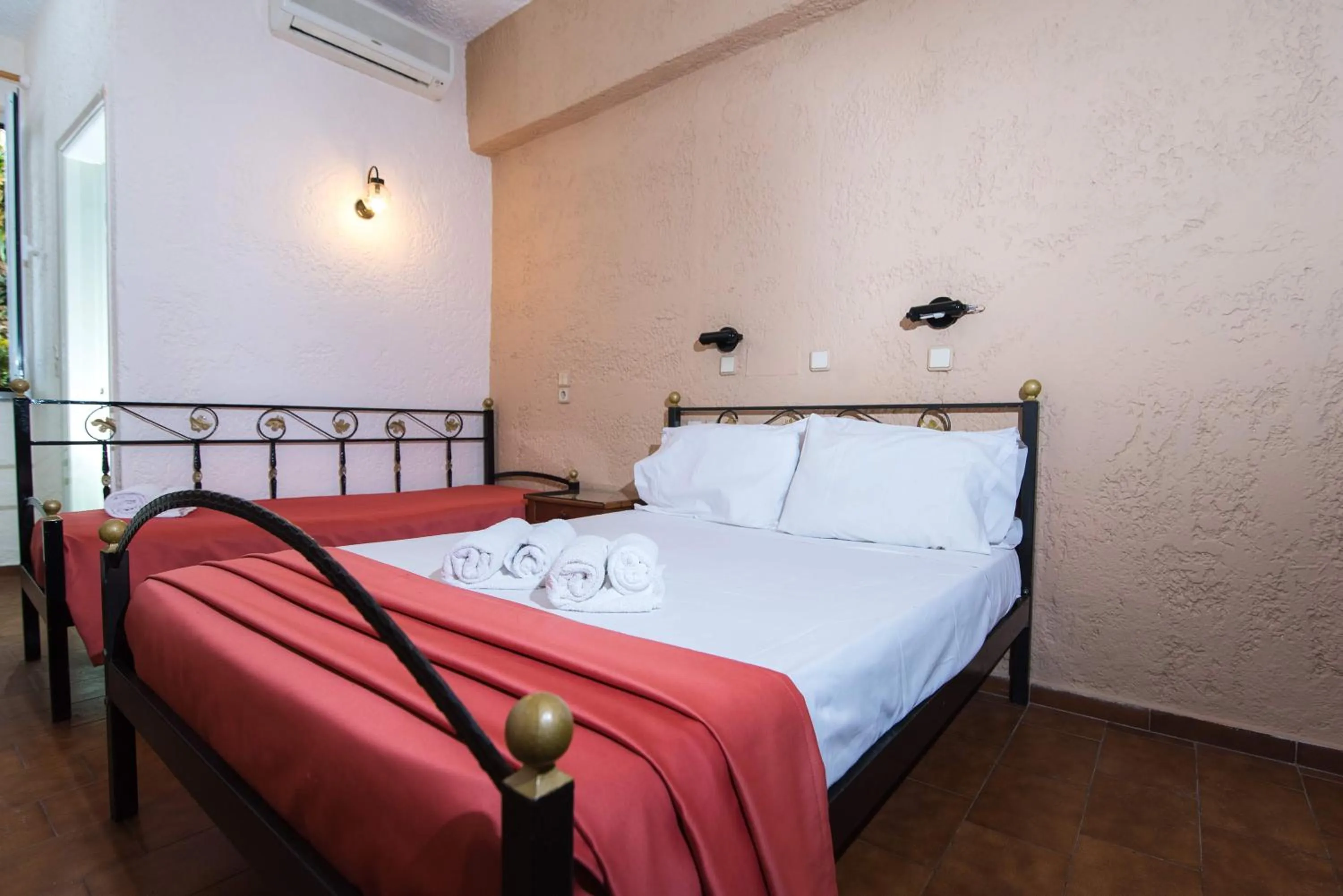 Photo of the whole room, Bed in Oasis Studios