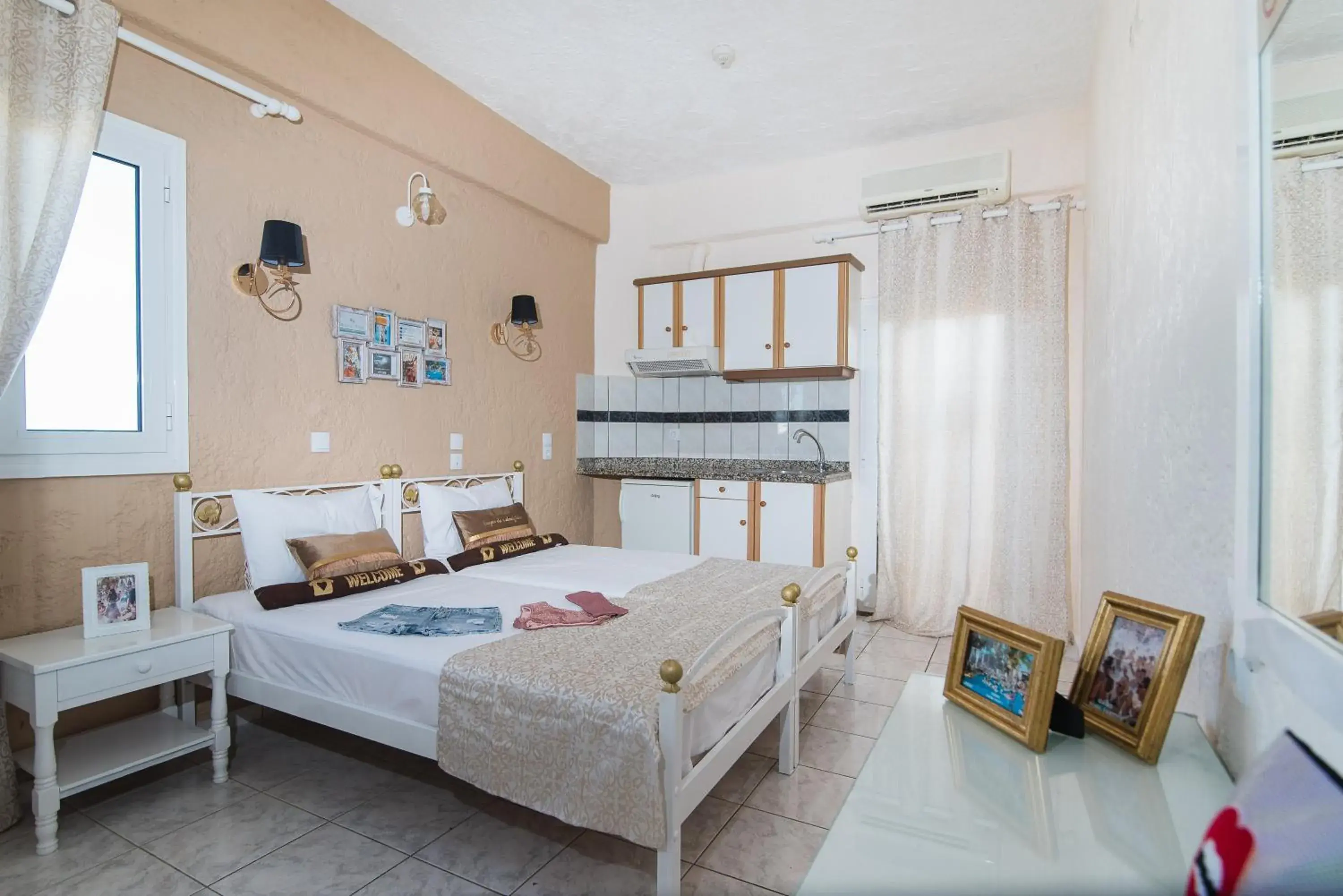 Photo of the whole room, Bed in Oasis Studios Photo of the whole room, Bed in Oasis Studios