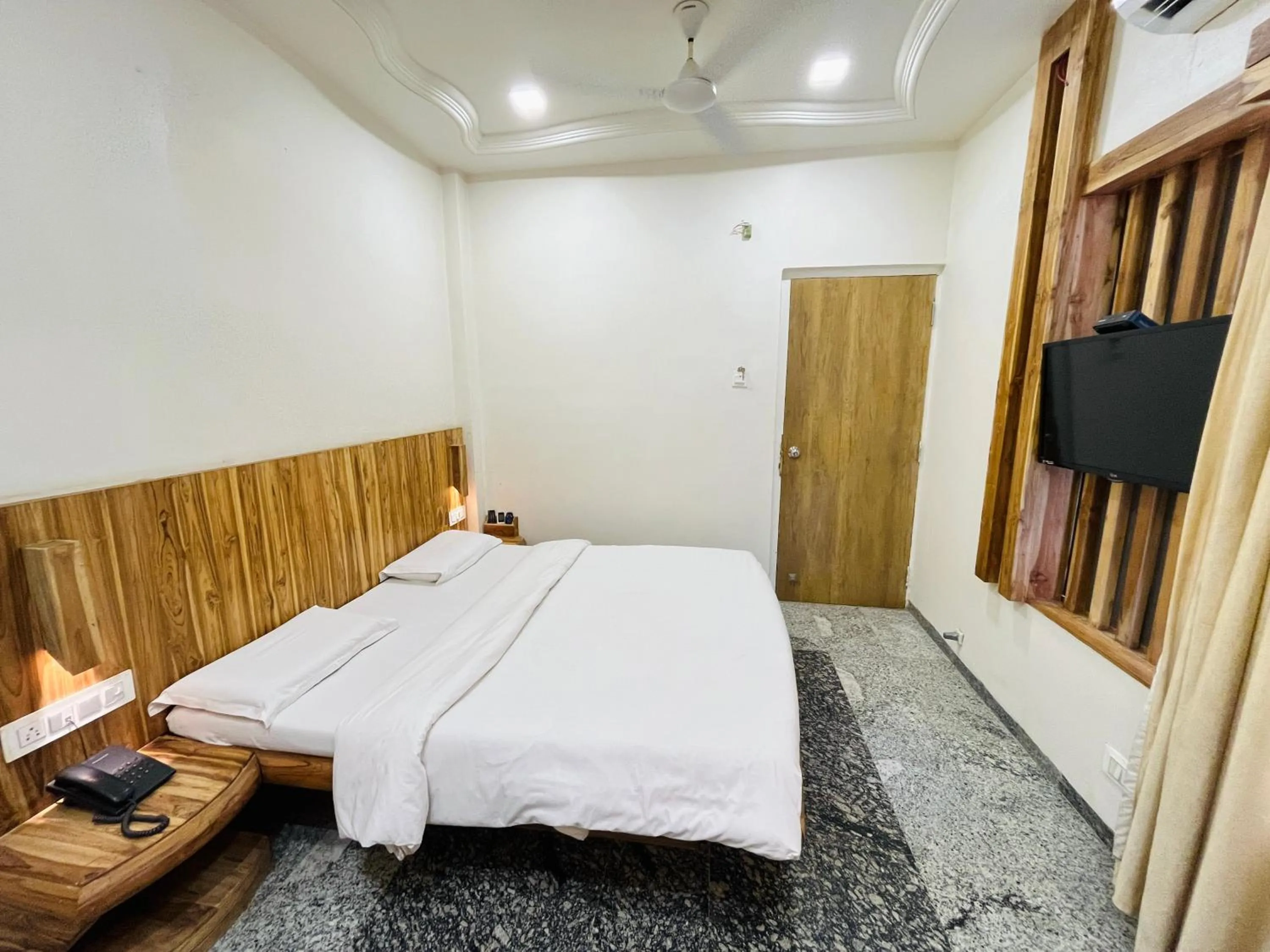 Bedroom in Hotel Shripad