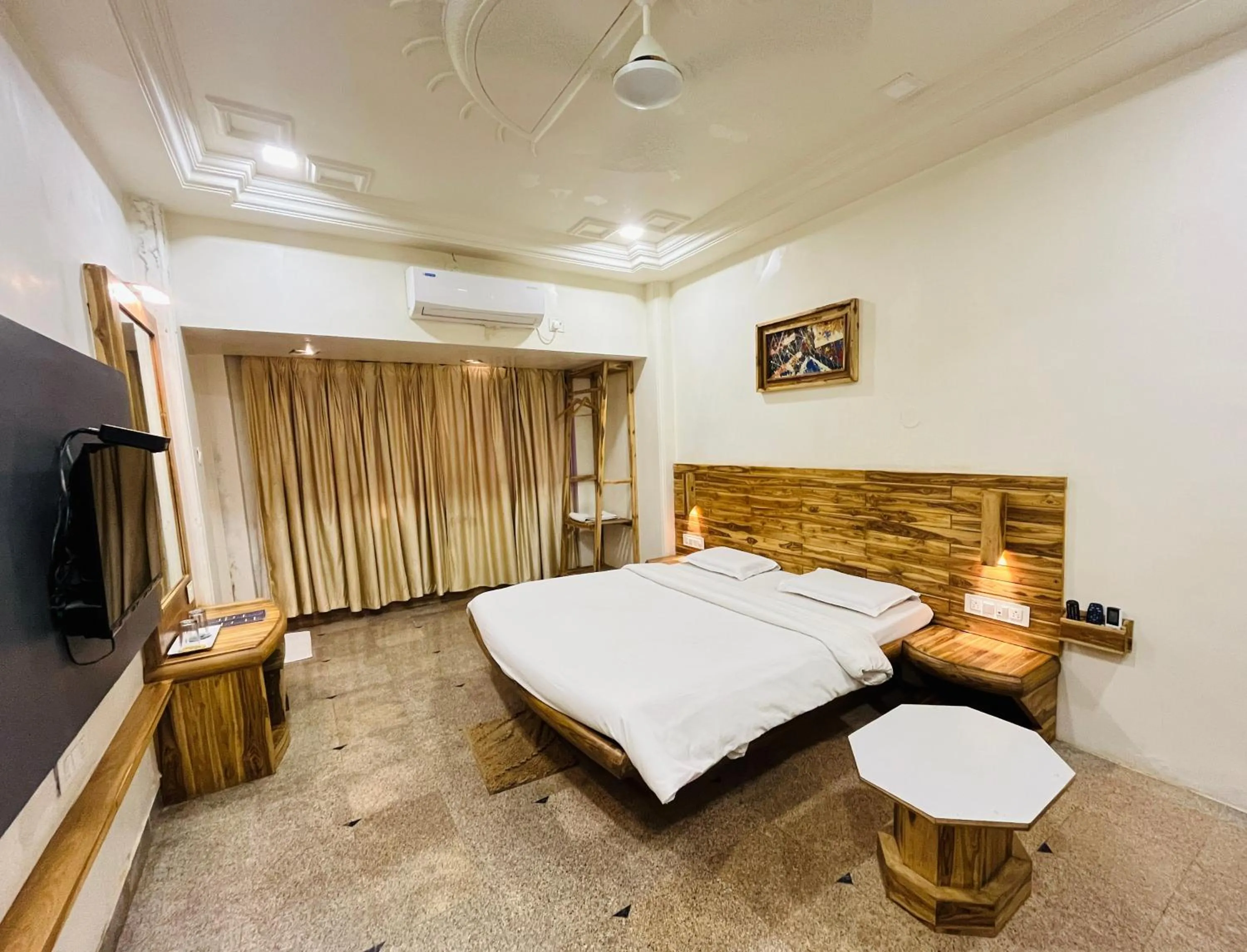 Bedroom in Hotel Shripad