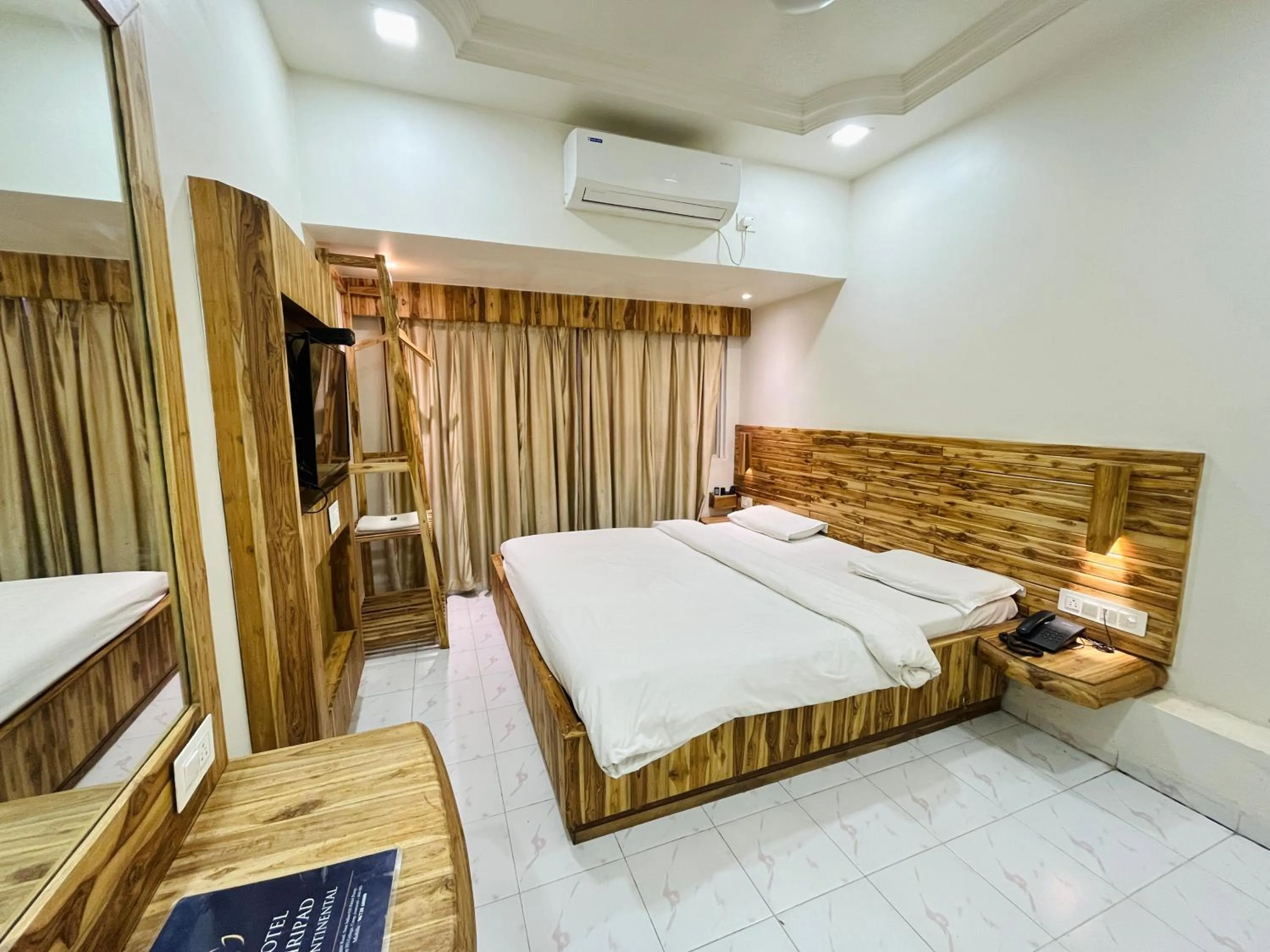Bedroom in Hotel Shripad