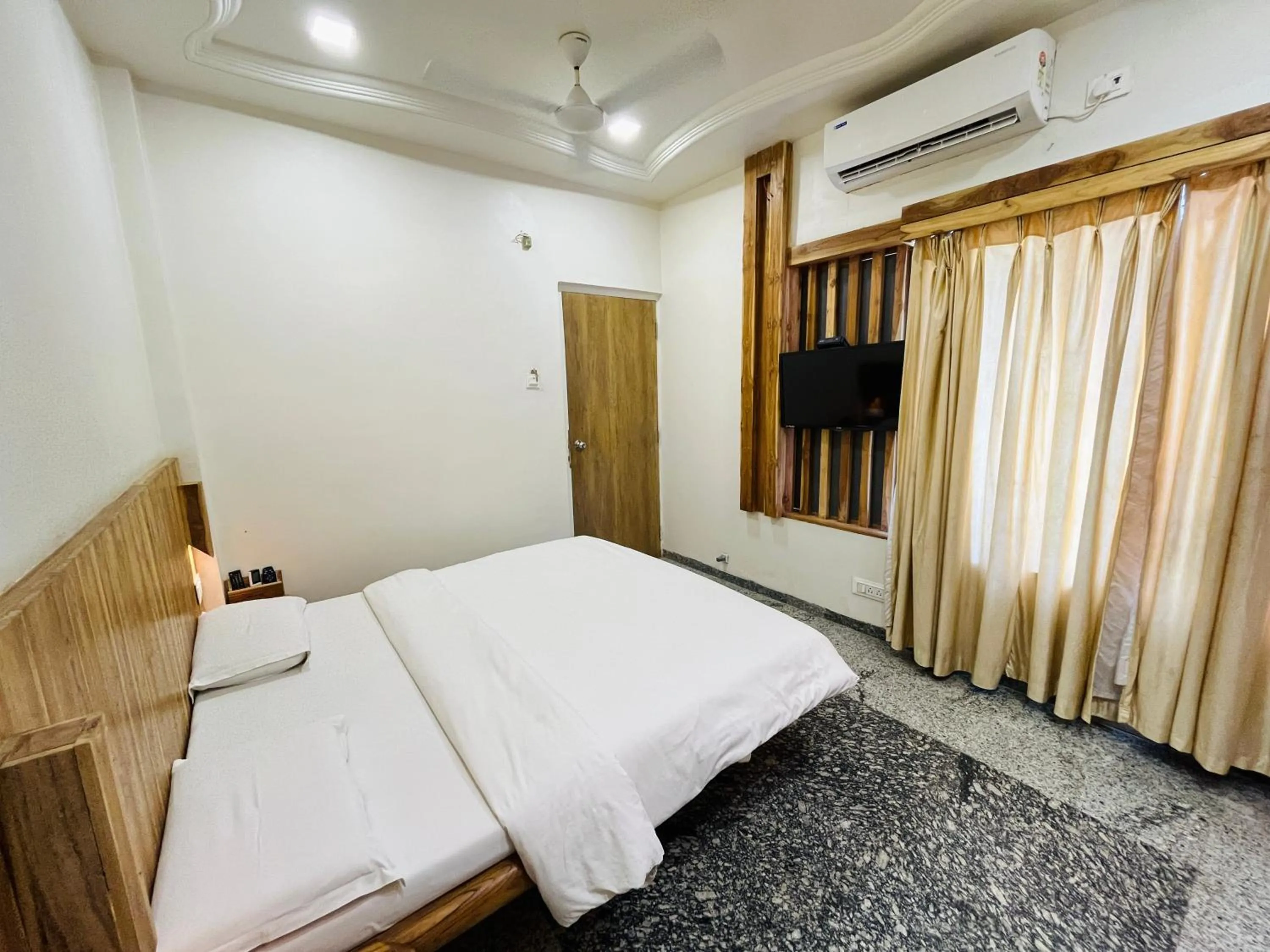 Bedroom in Hotel Shripad