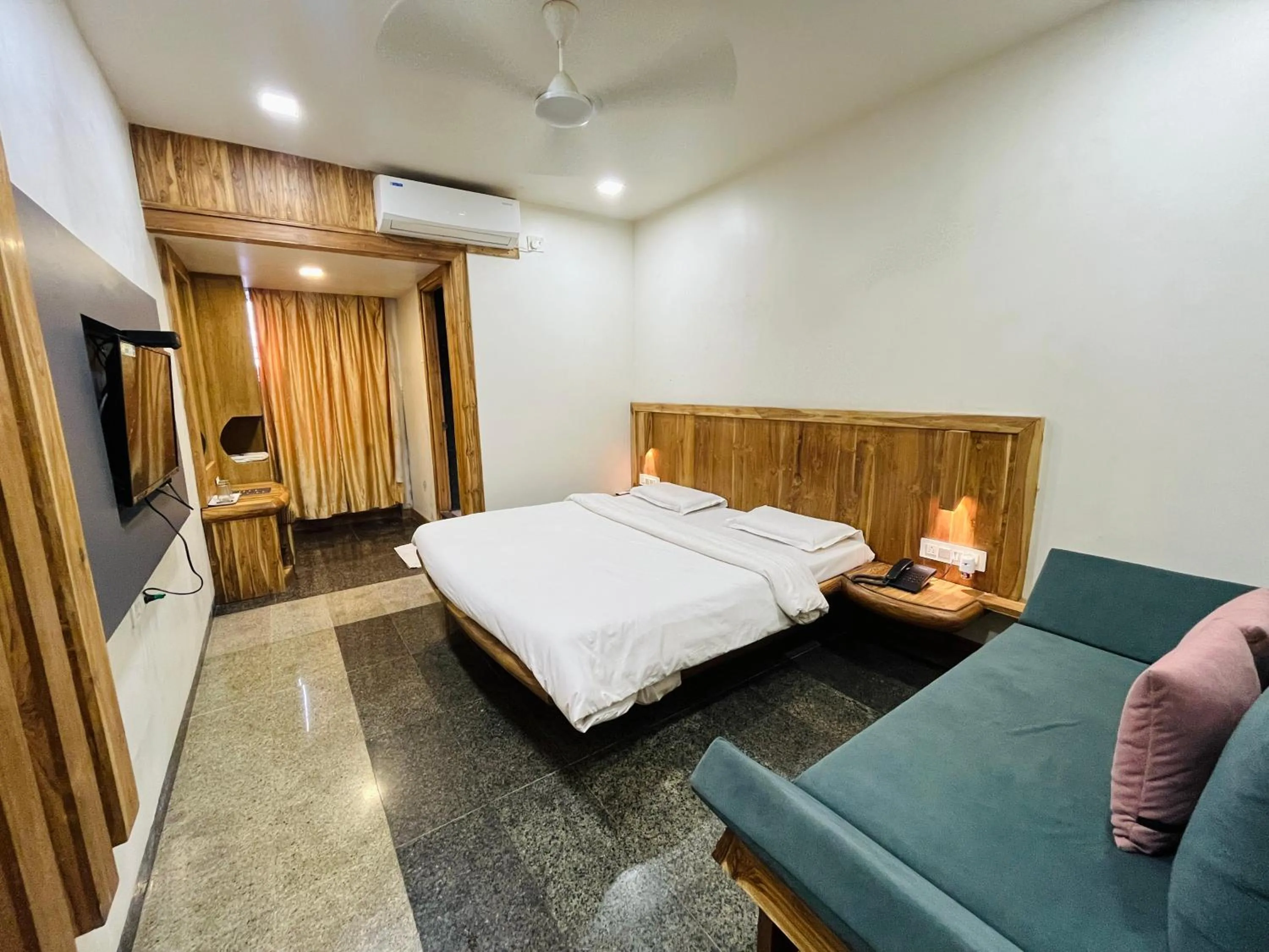 Bedroom in Hotel Shripad