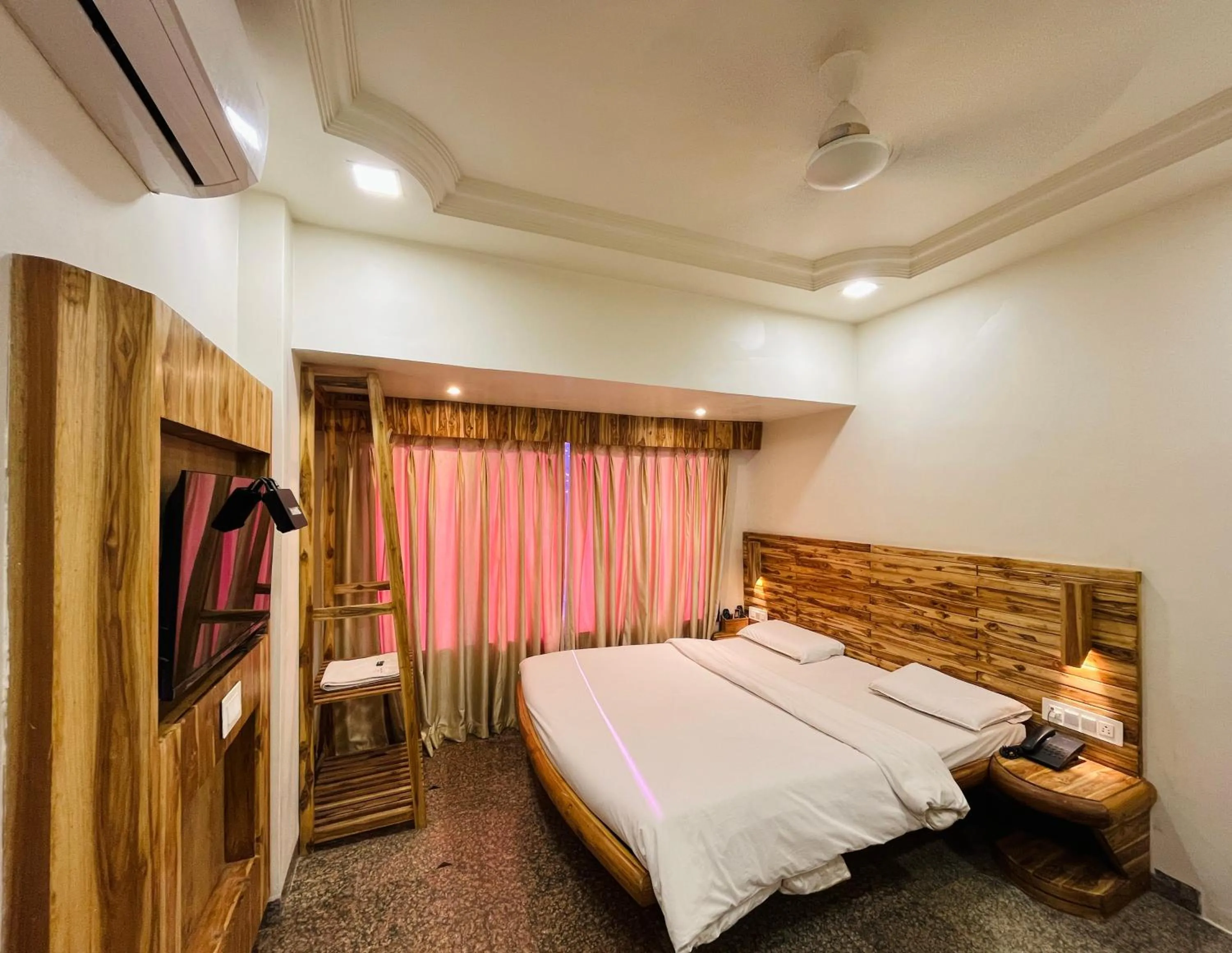 Bedroom in Hotel Shripad
