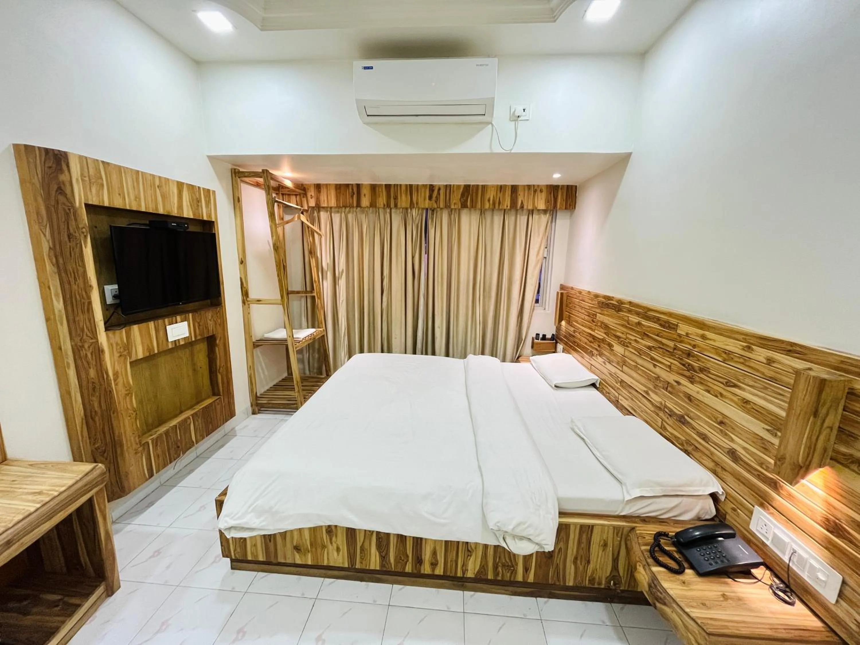 Bedroom in Hotel Shripad