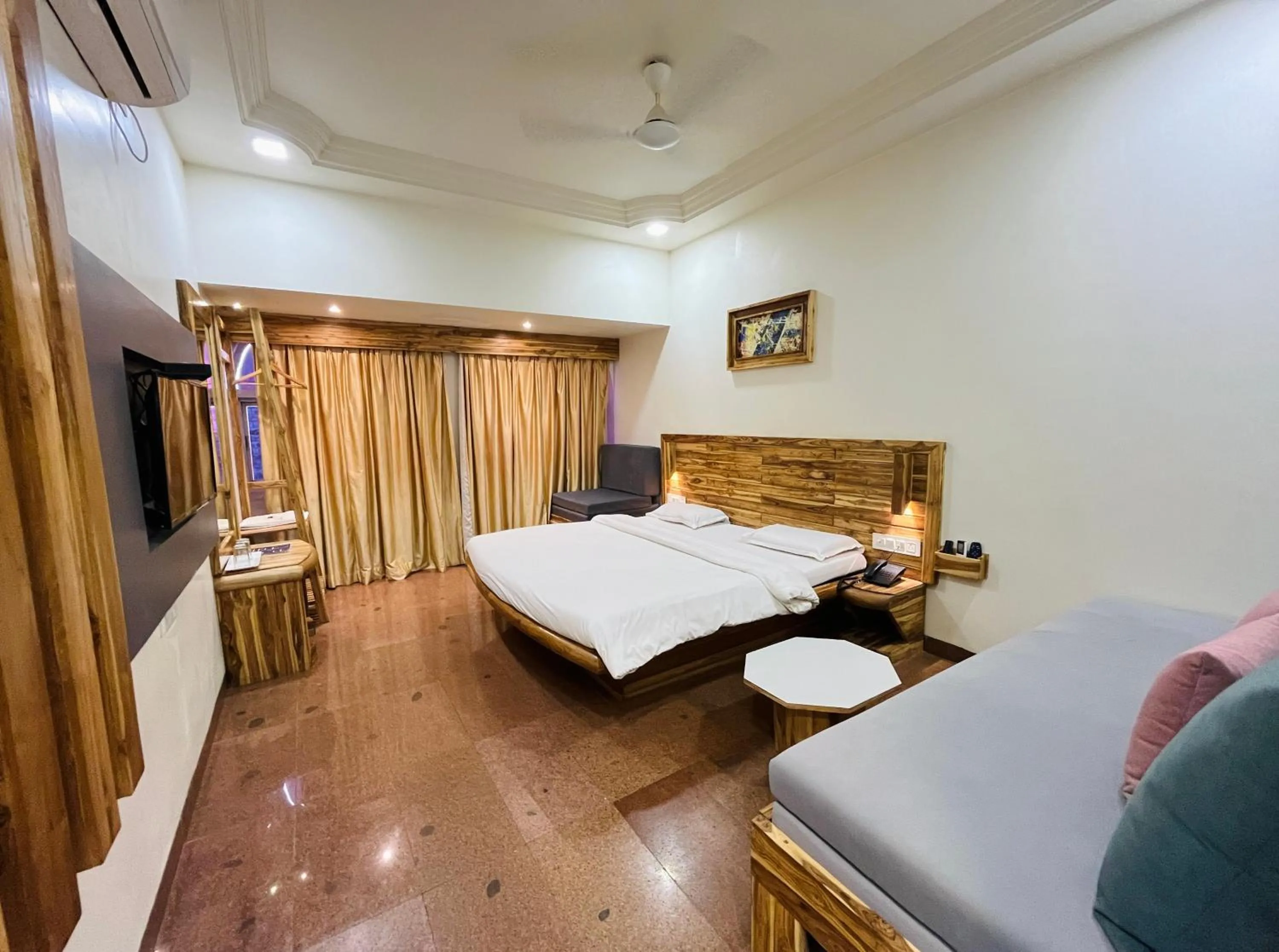 Bedroom in Hotel Shripad