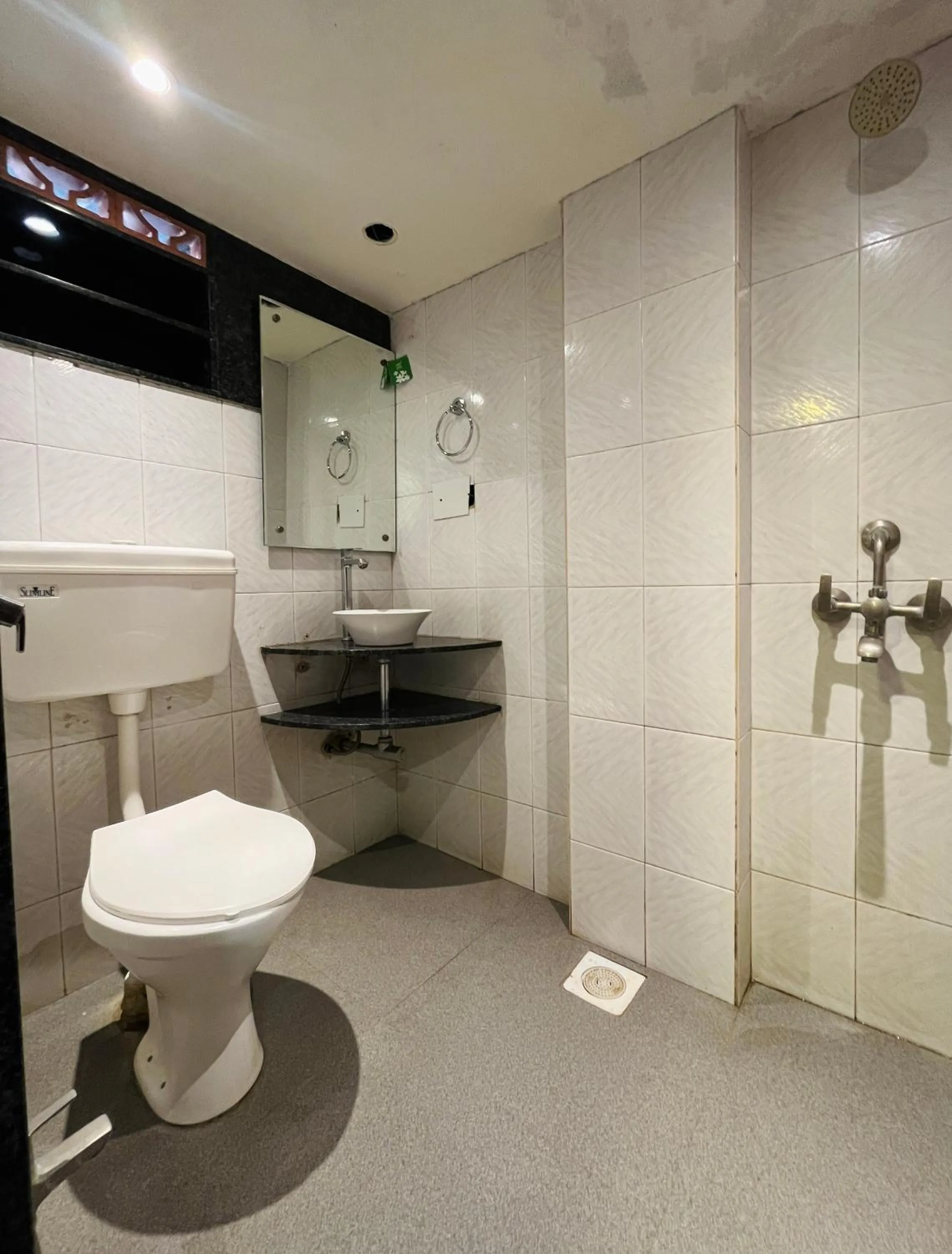 Bathroom in Hotel Shripad