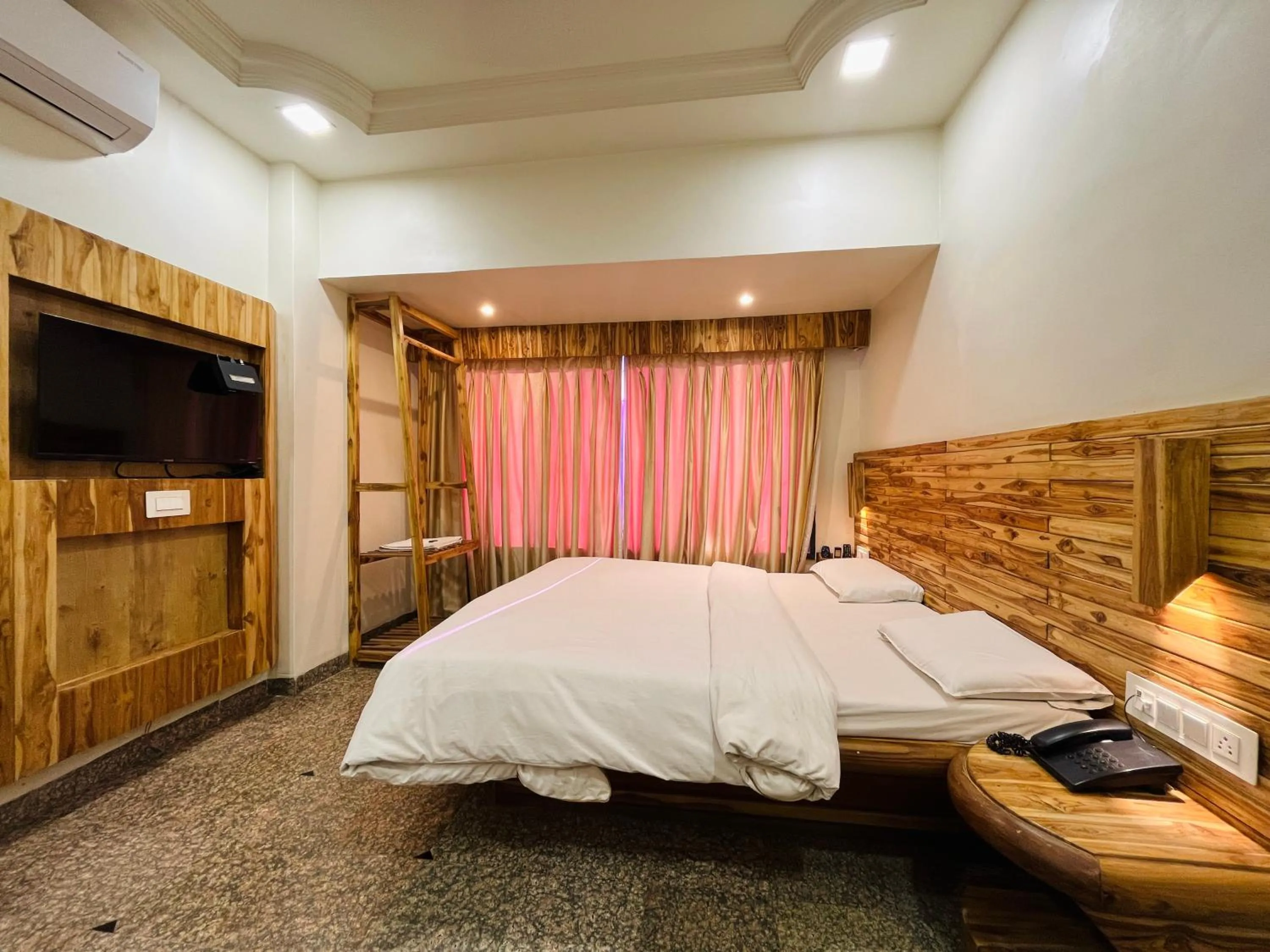 Bedroom in Hotel Shripad