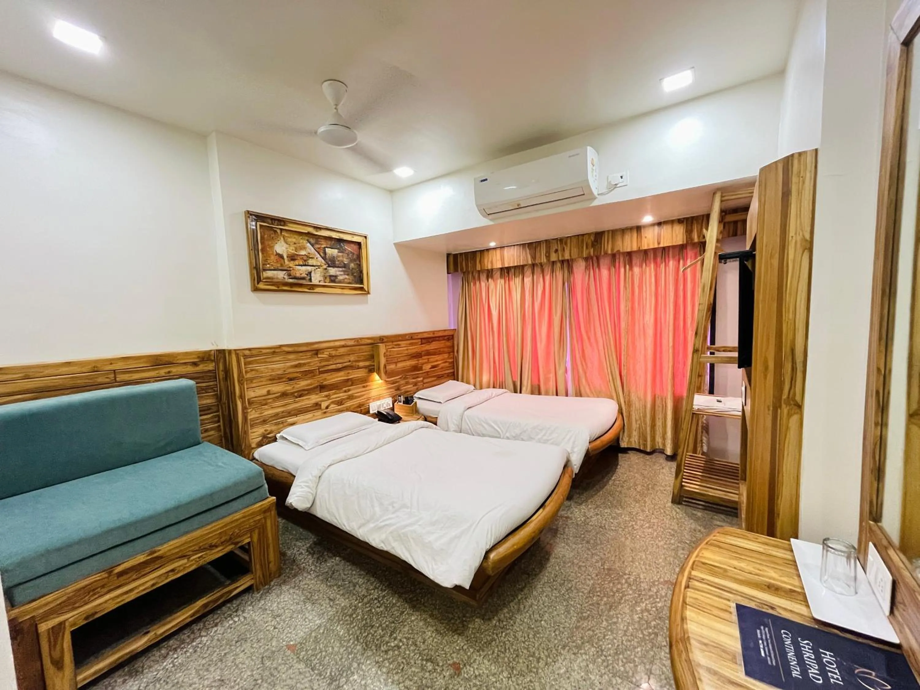 Bedroom in Hotel Shripad