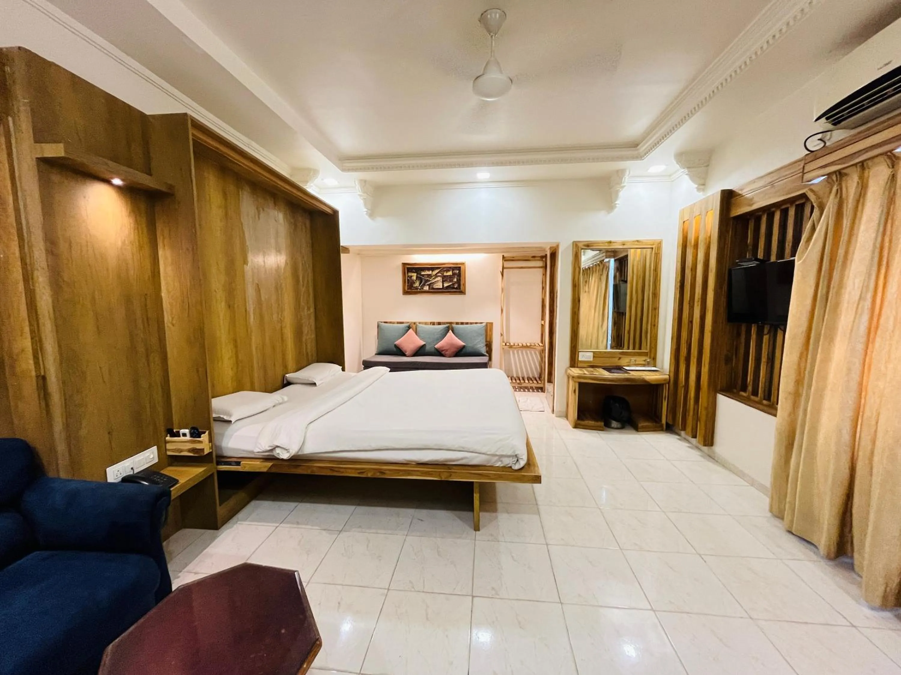 Bedroom in Hotel Shripad
