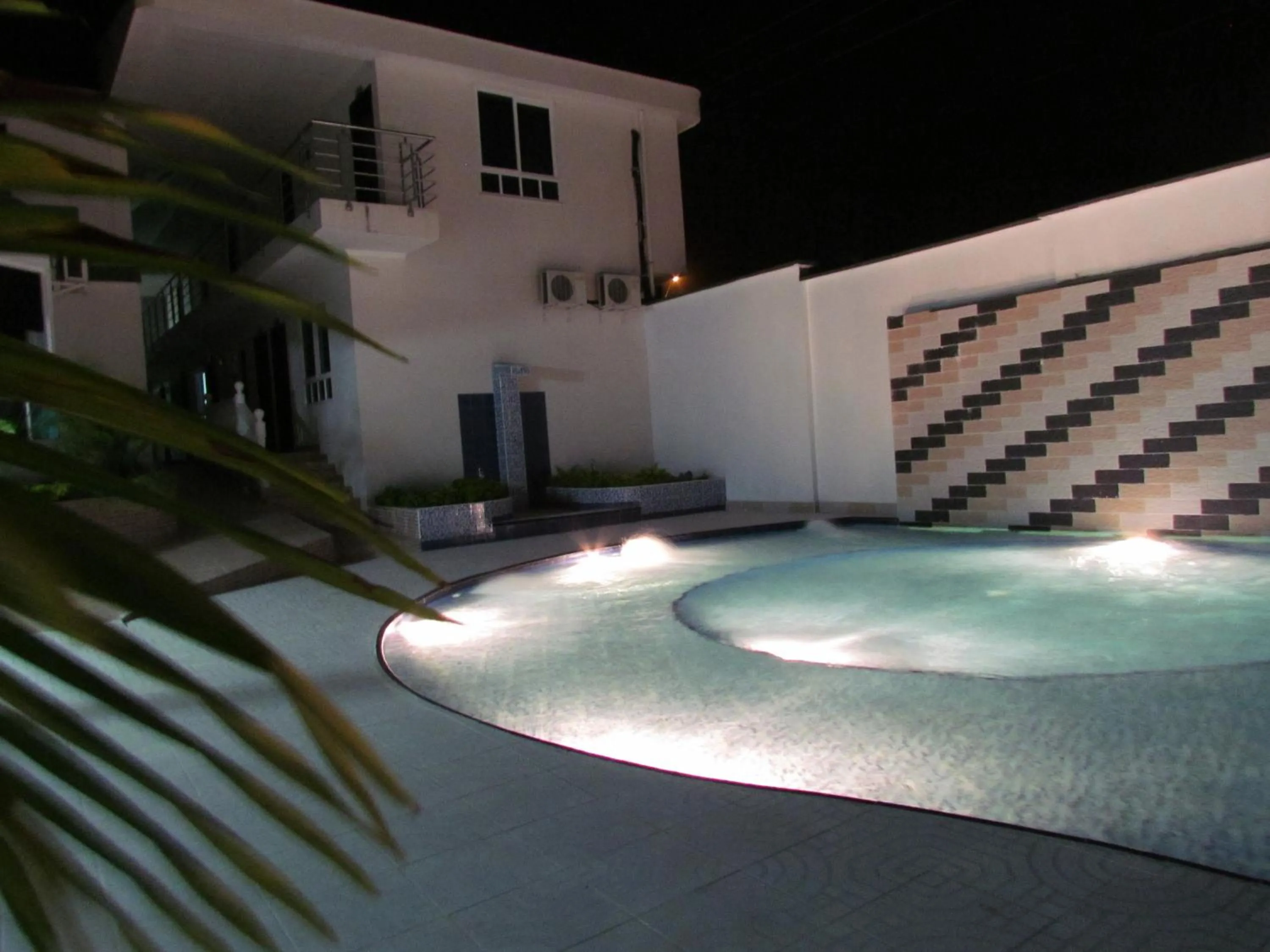 Swimming pool in Hotel Iraqúa