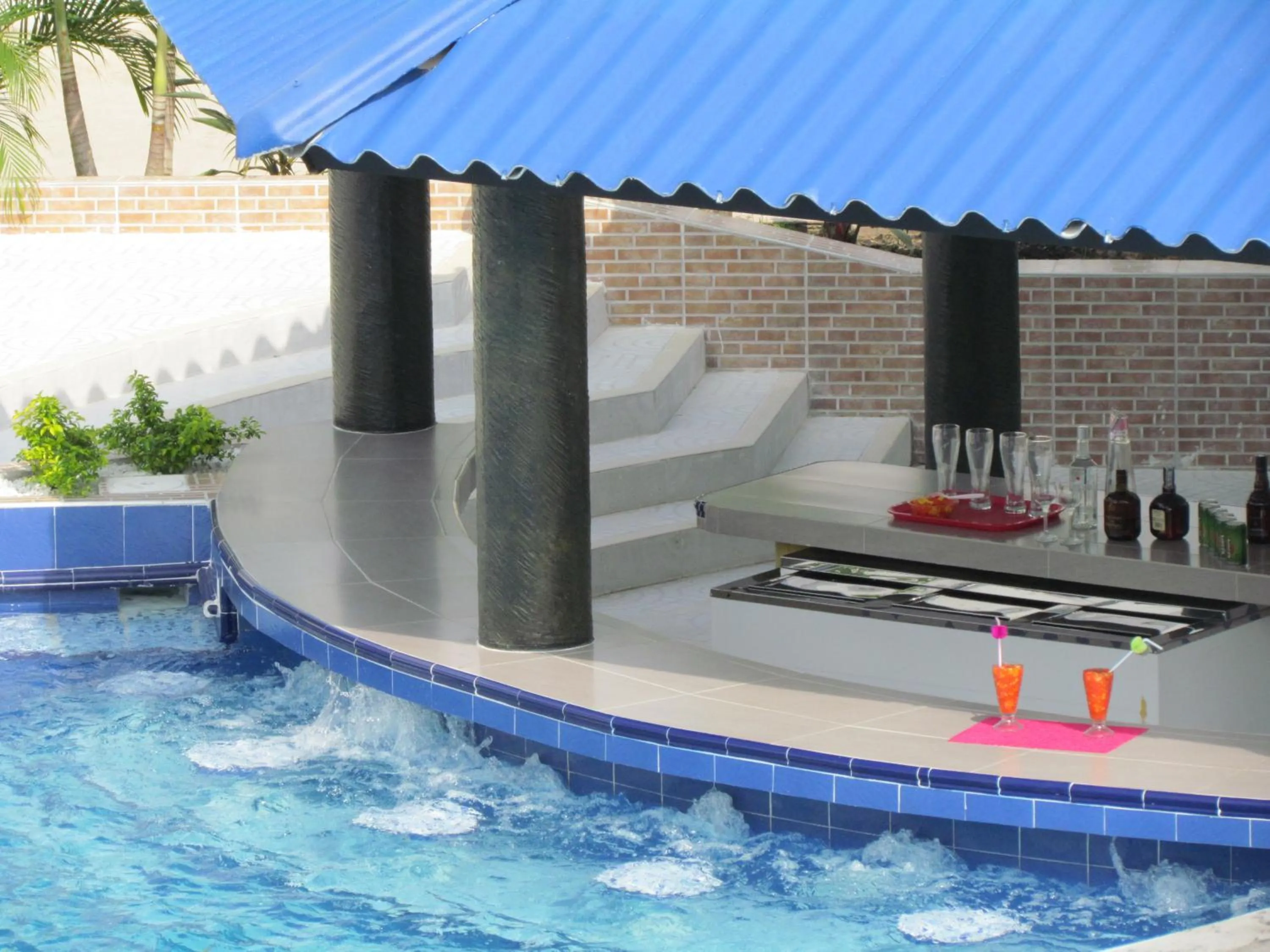 Swimming pool in Hotel Iraqúa