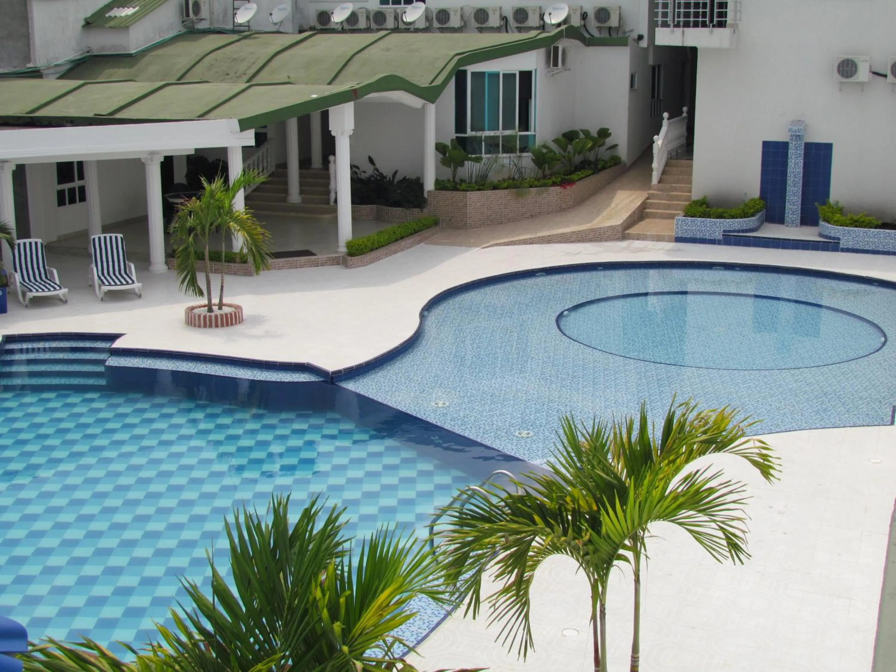 Swimming pool in Hotel Iraqúa