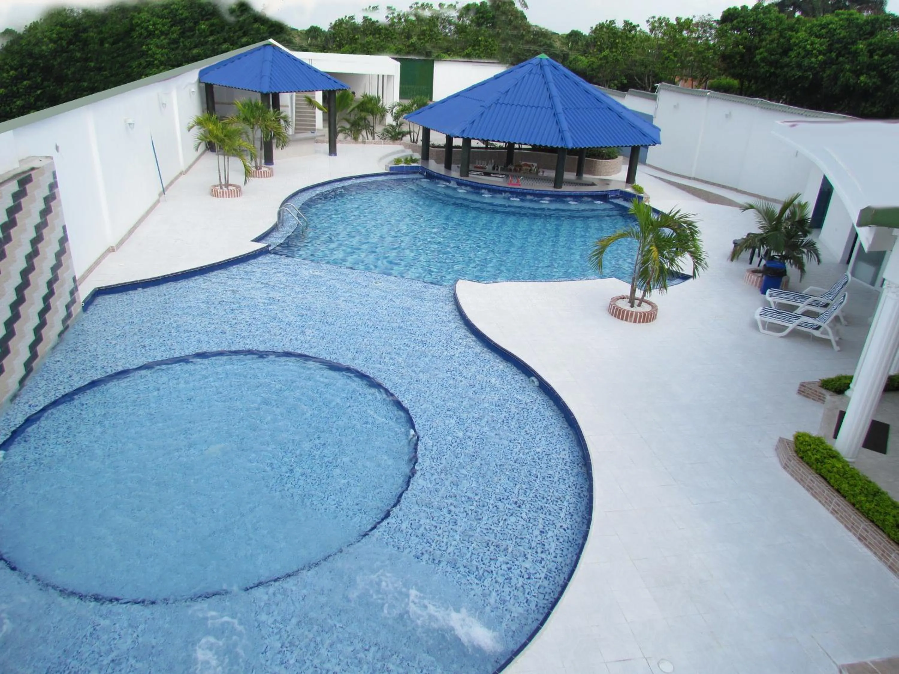 Swimming pool in Hotel Iraqúa
