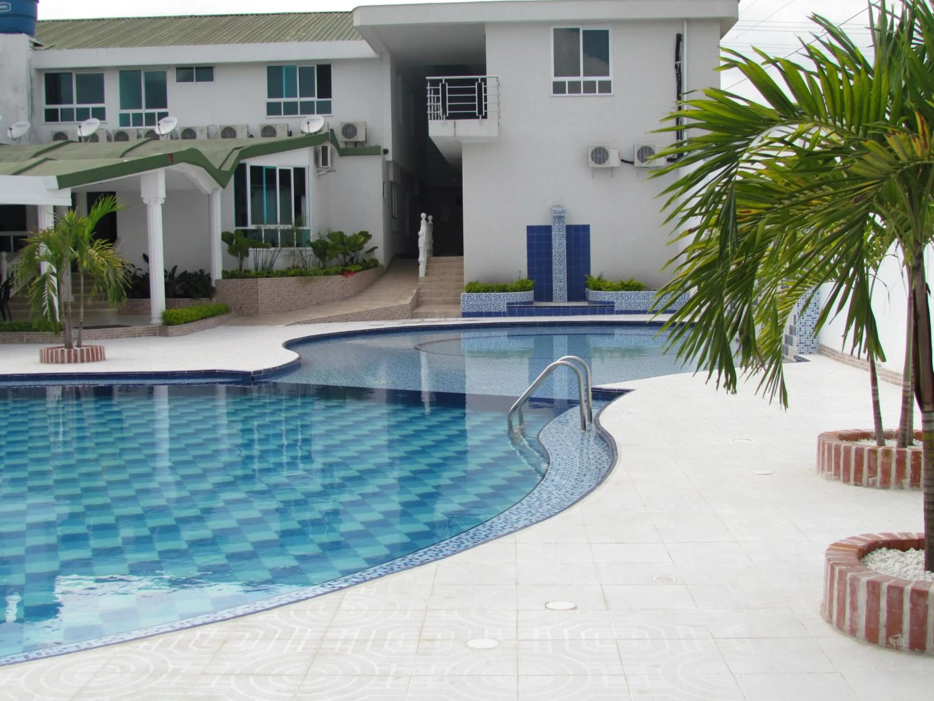 Swimming pool in Hotel Iraqúa