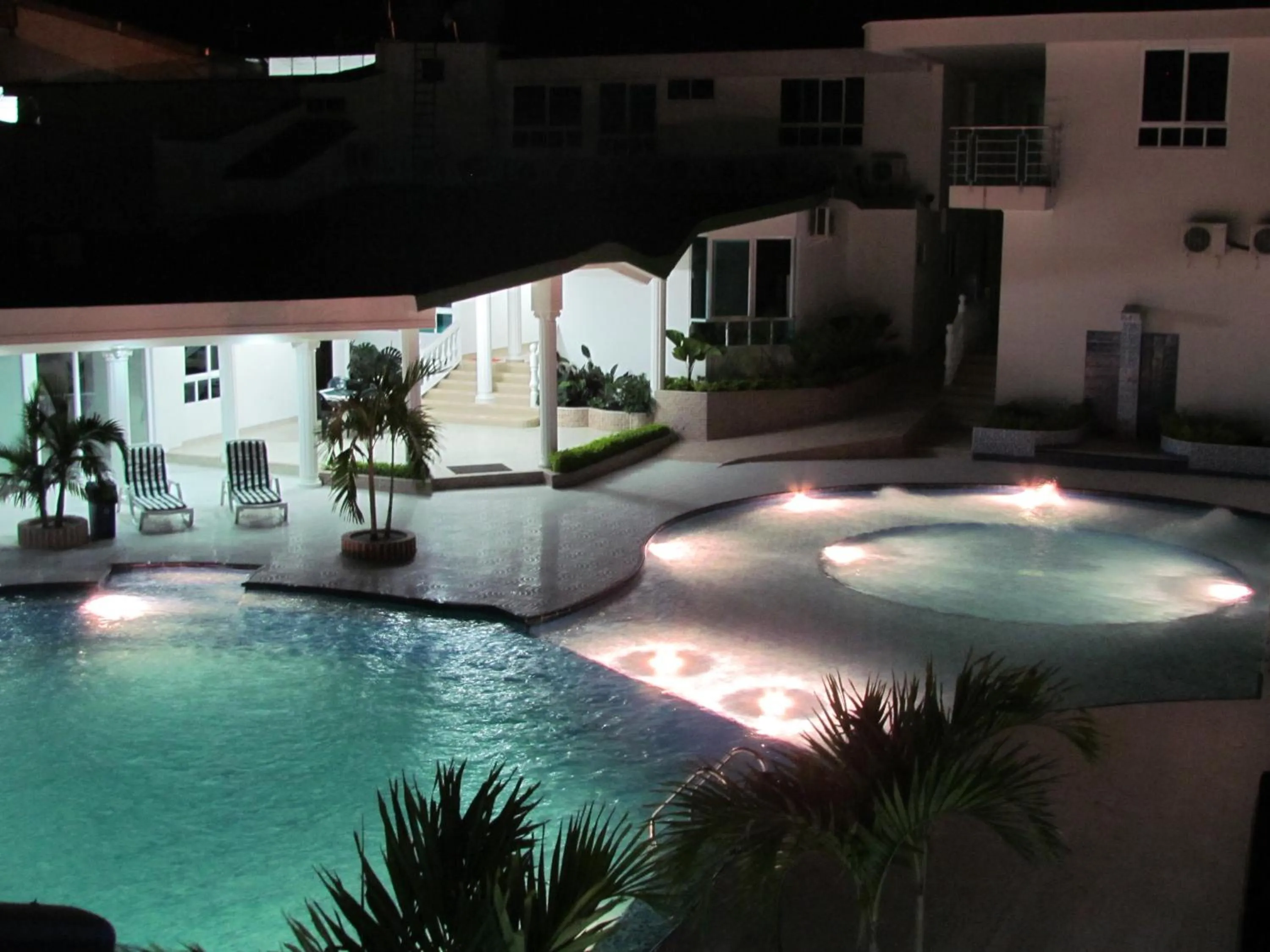 Swimming pool in Hotel Iraqúa