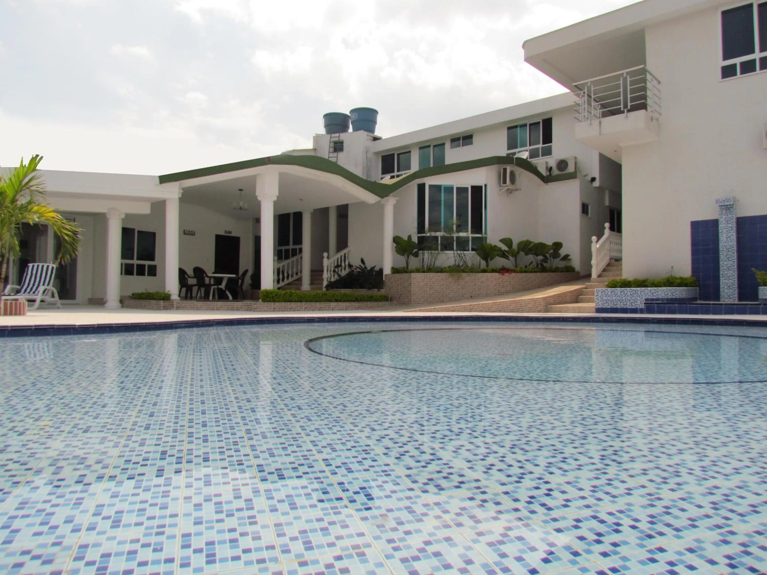 Swimming pool in Hotel Iraqúa