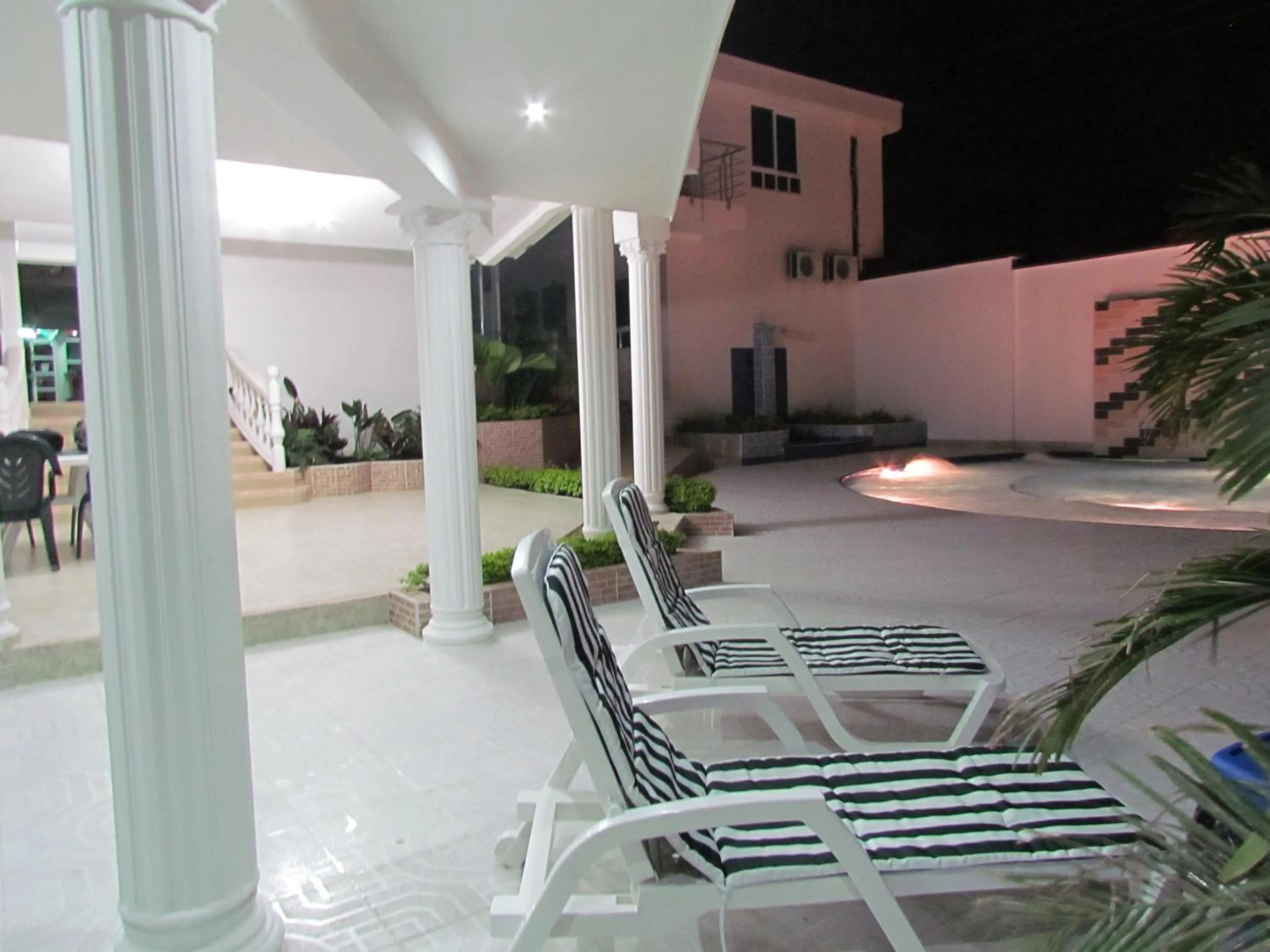 Hot Tub in Hotel Iraqúa