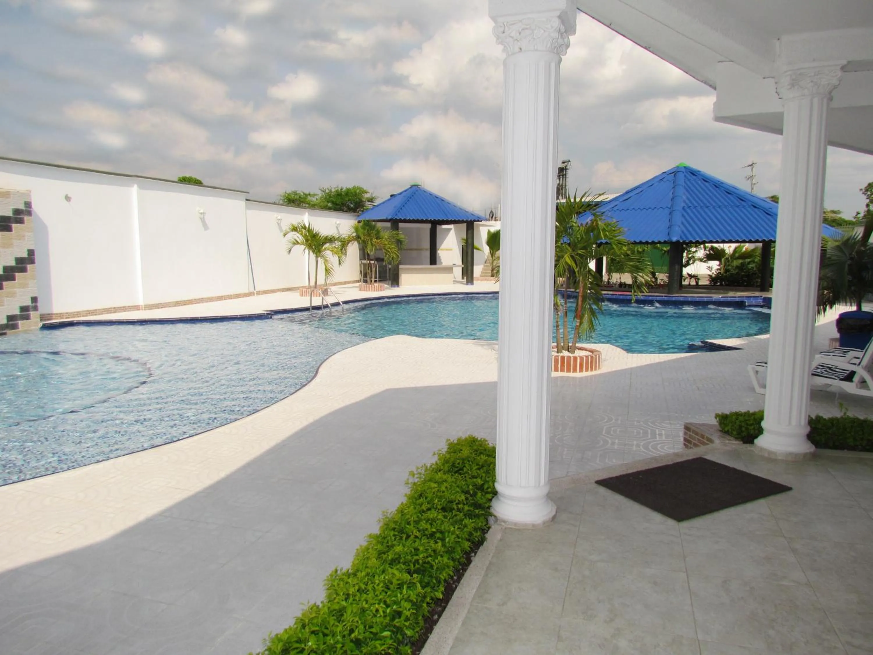 Swimming pool in Hotel Iraqúa