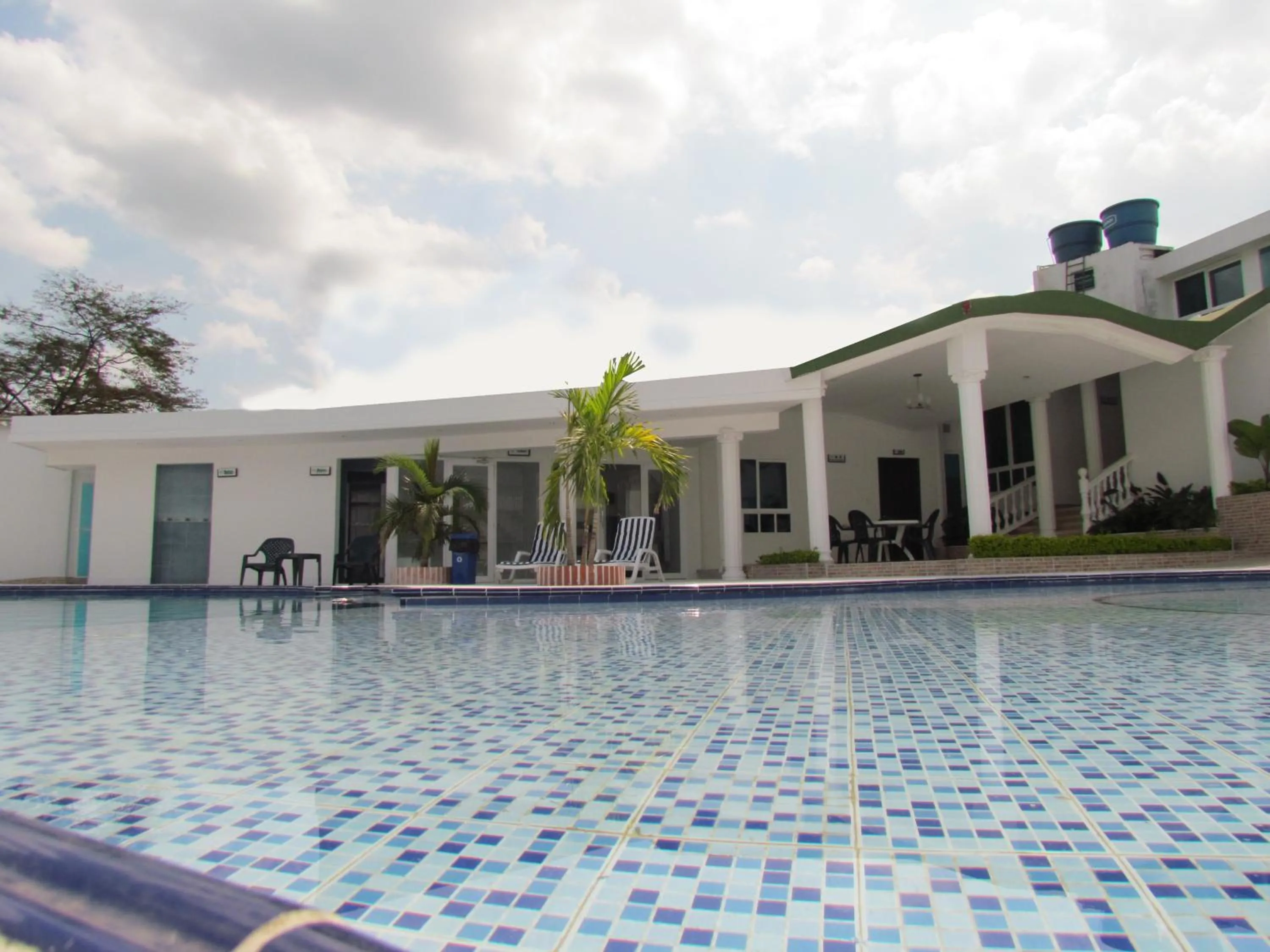 Swimming pool in Hotel Iraqúa