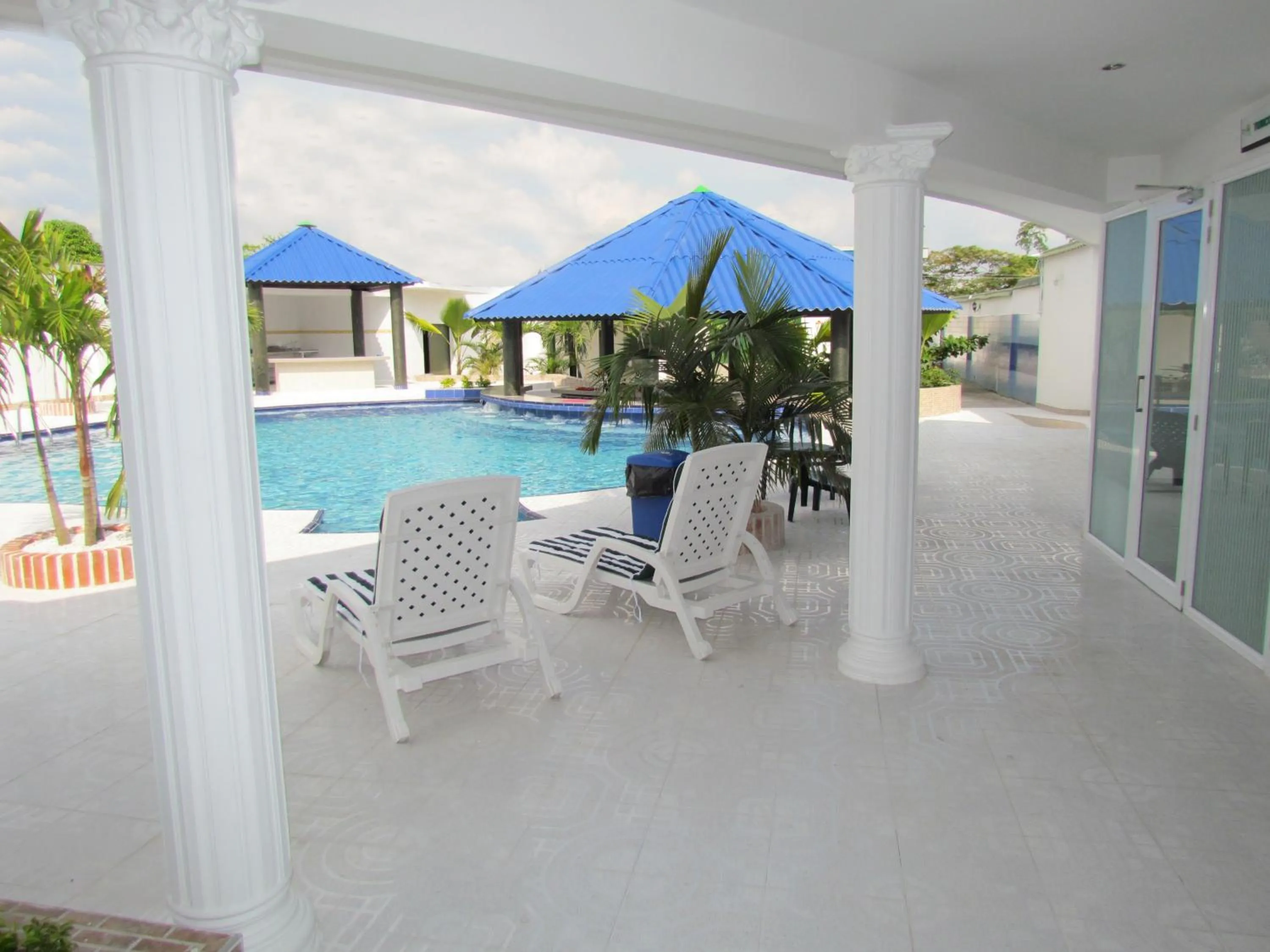 Swimming pool in Hotel Iraqúa