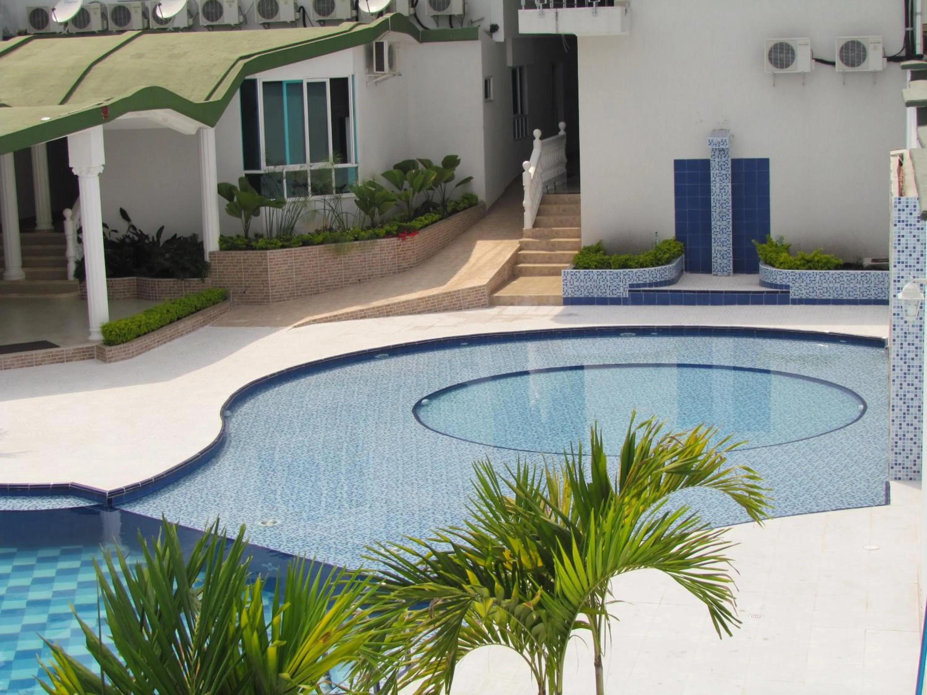 Swimming pool in Hotel Iraqúa