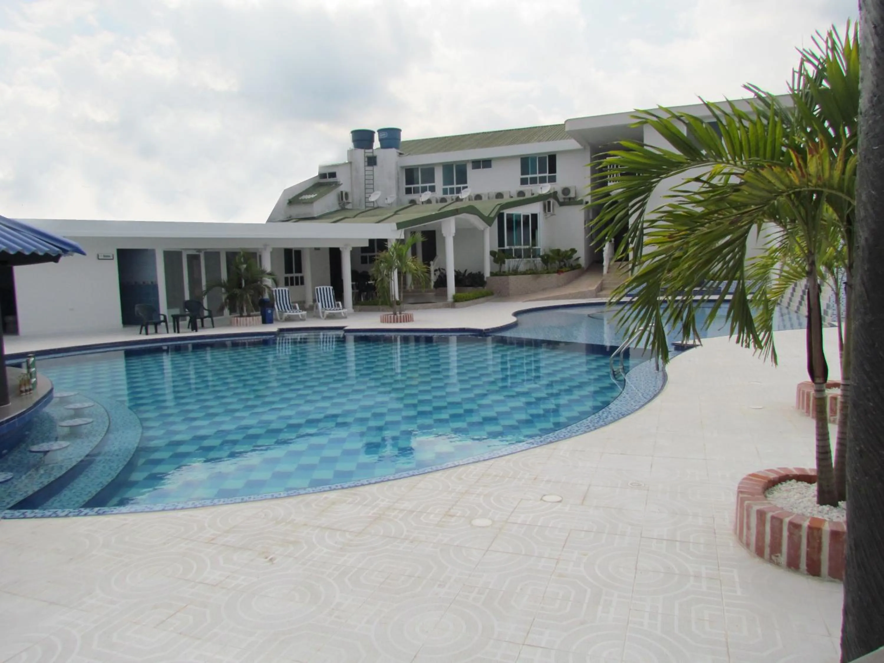 Swimming pool in Hotel Iraqúa