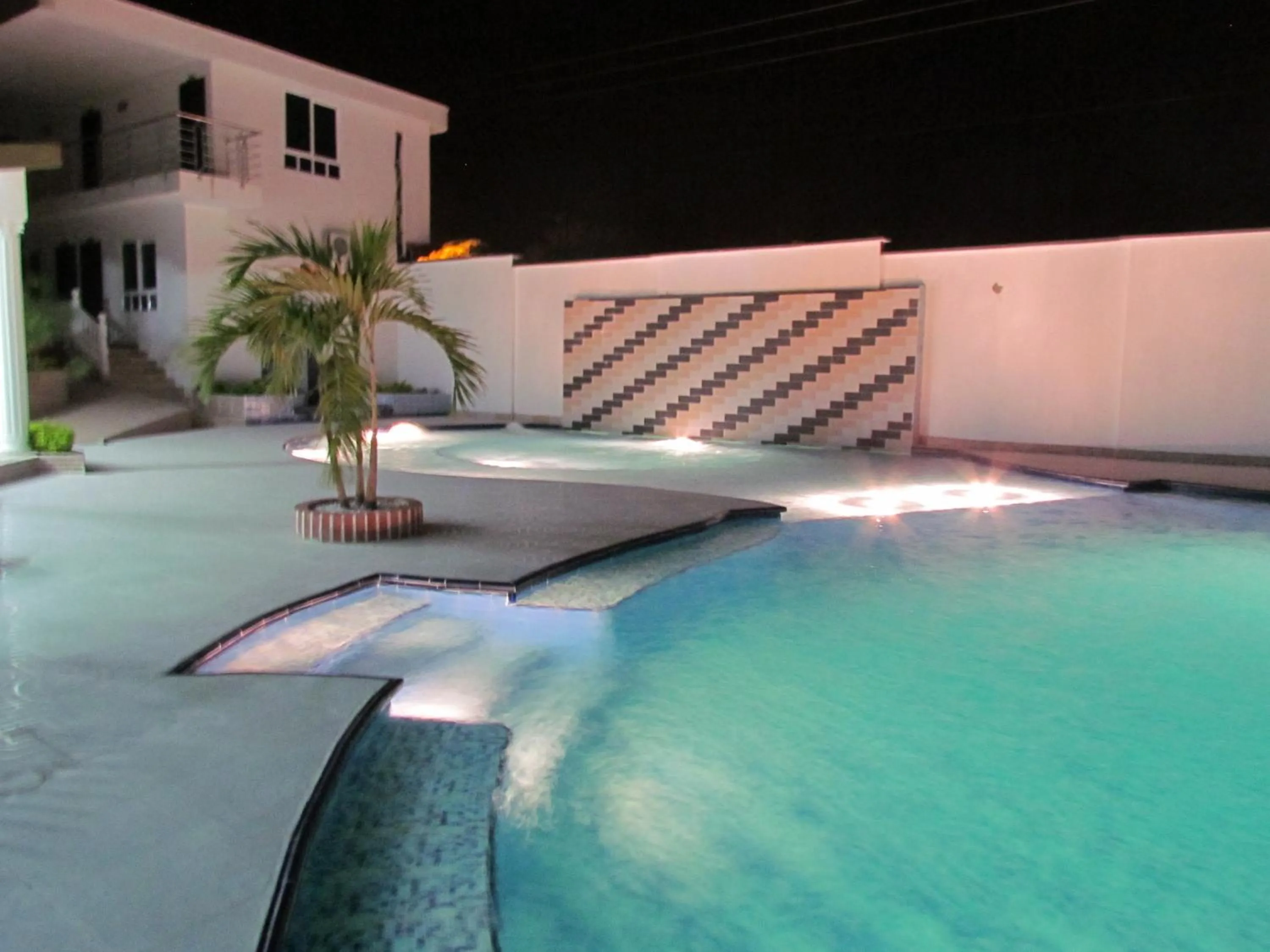 Swimming pool in Hotel Iraqúa