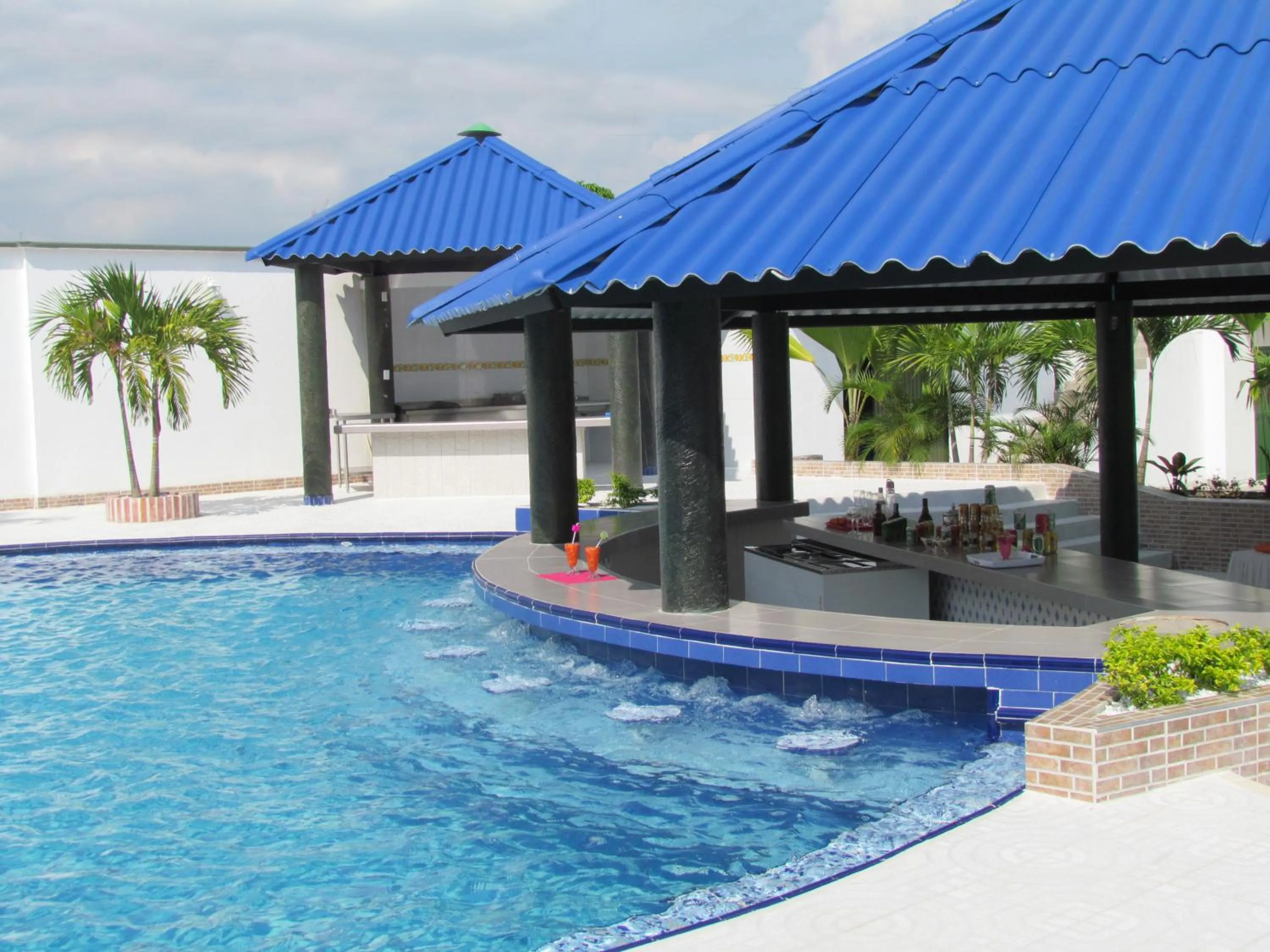 Swimming pool in Hotel Iraqúa