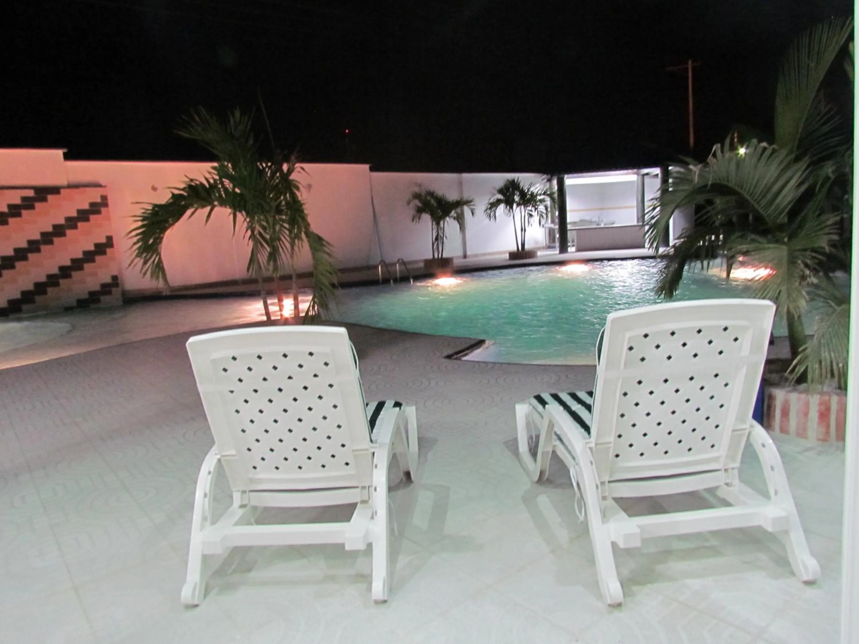 Swimming pool in Hotel Iraqúa