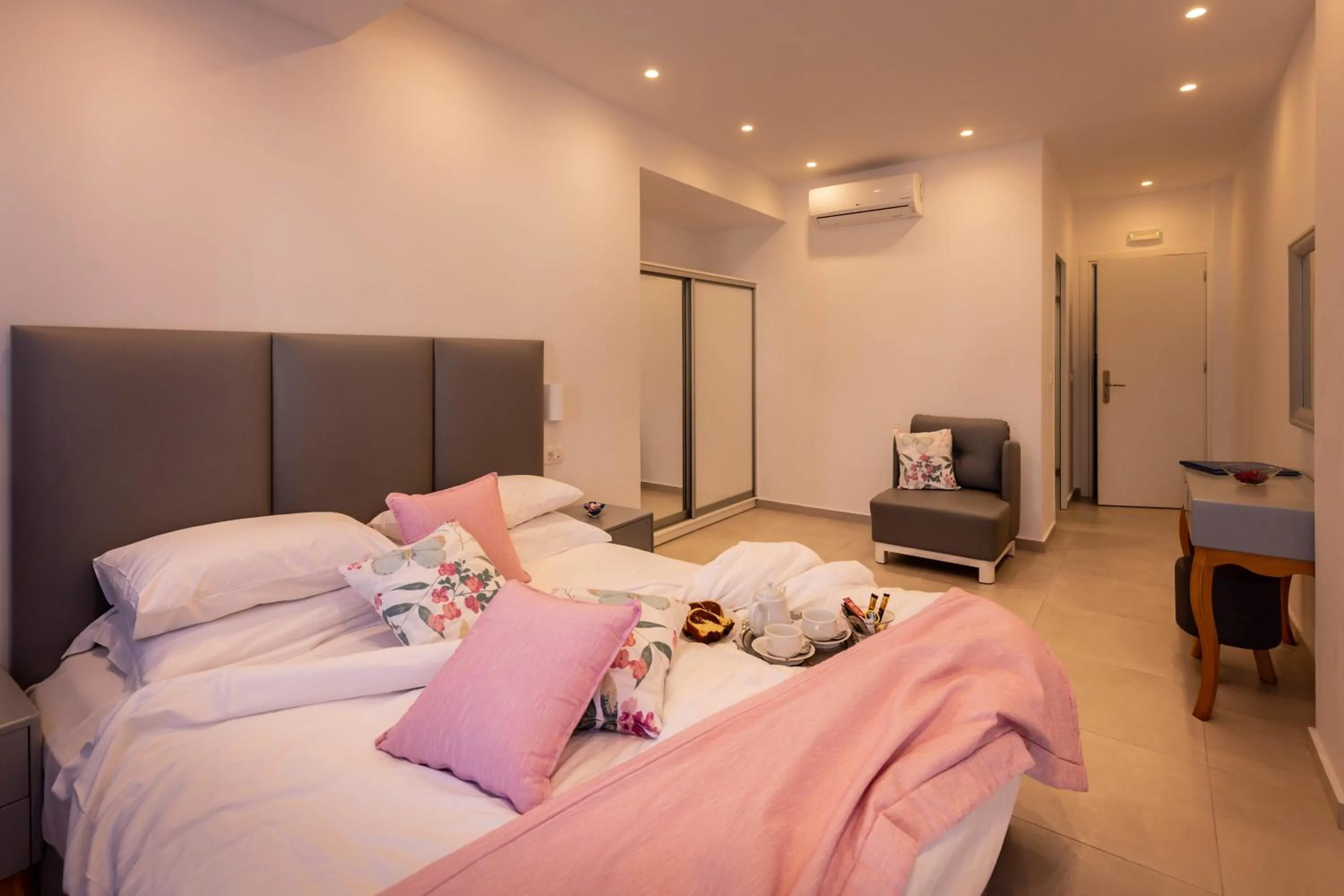 Bed in MAR n MAR CROWN HOTEL-SUITES