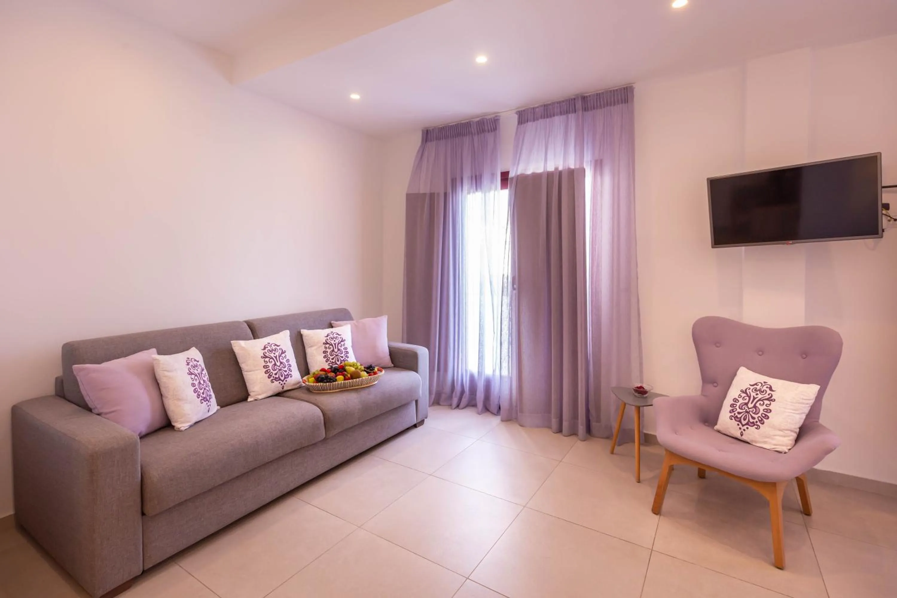 MAR n MAR CROWN HOTEL-SUITES