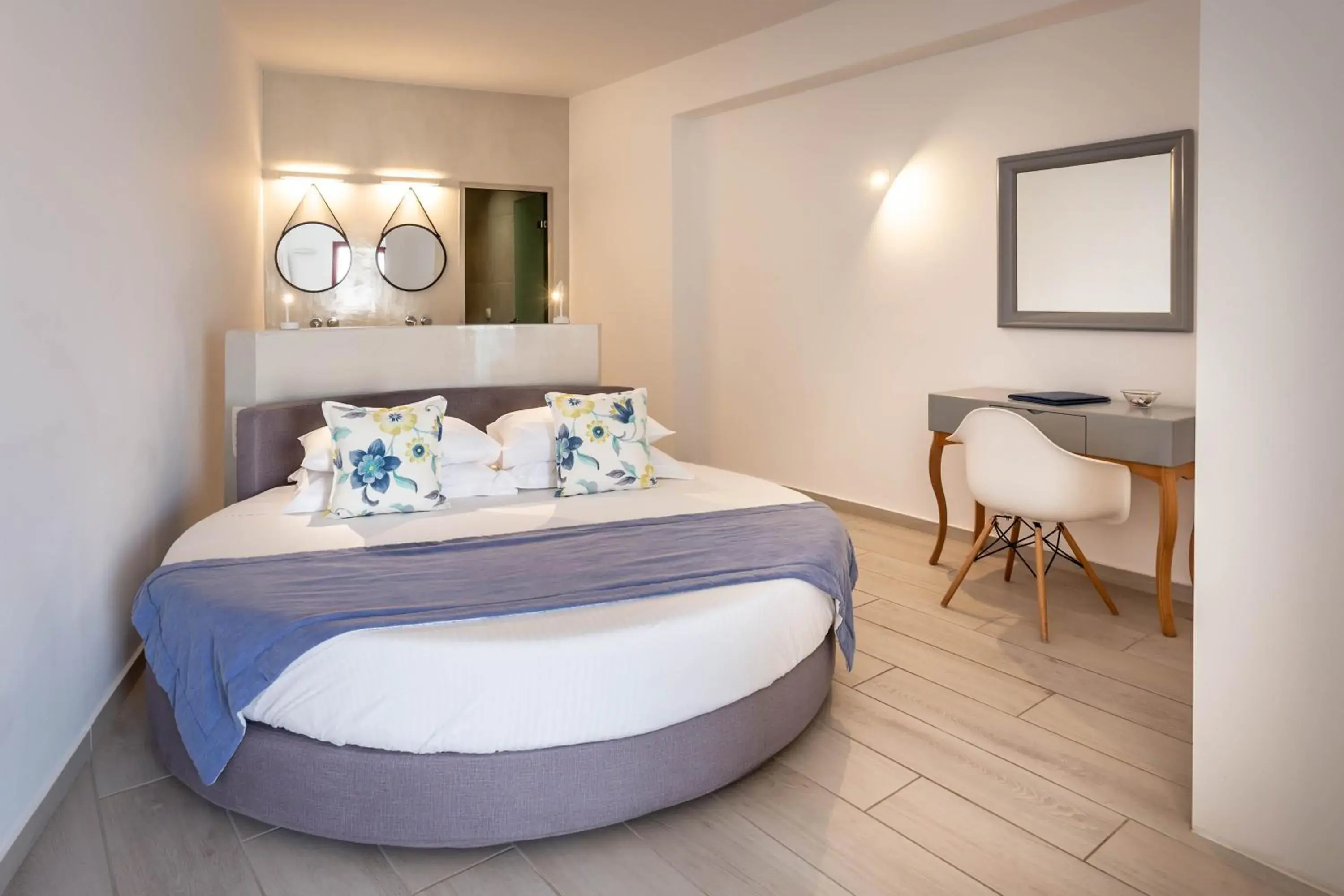 Bed in MAR n MAR CROWN HOTEL-SUITES Bed in MAR n MAR CROWN HOTEL-SUITES