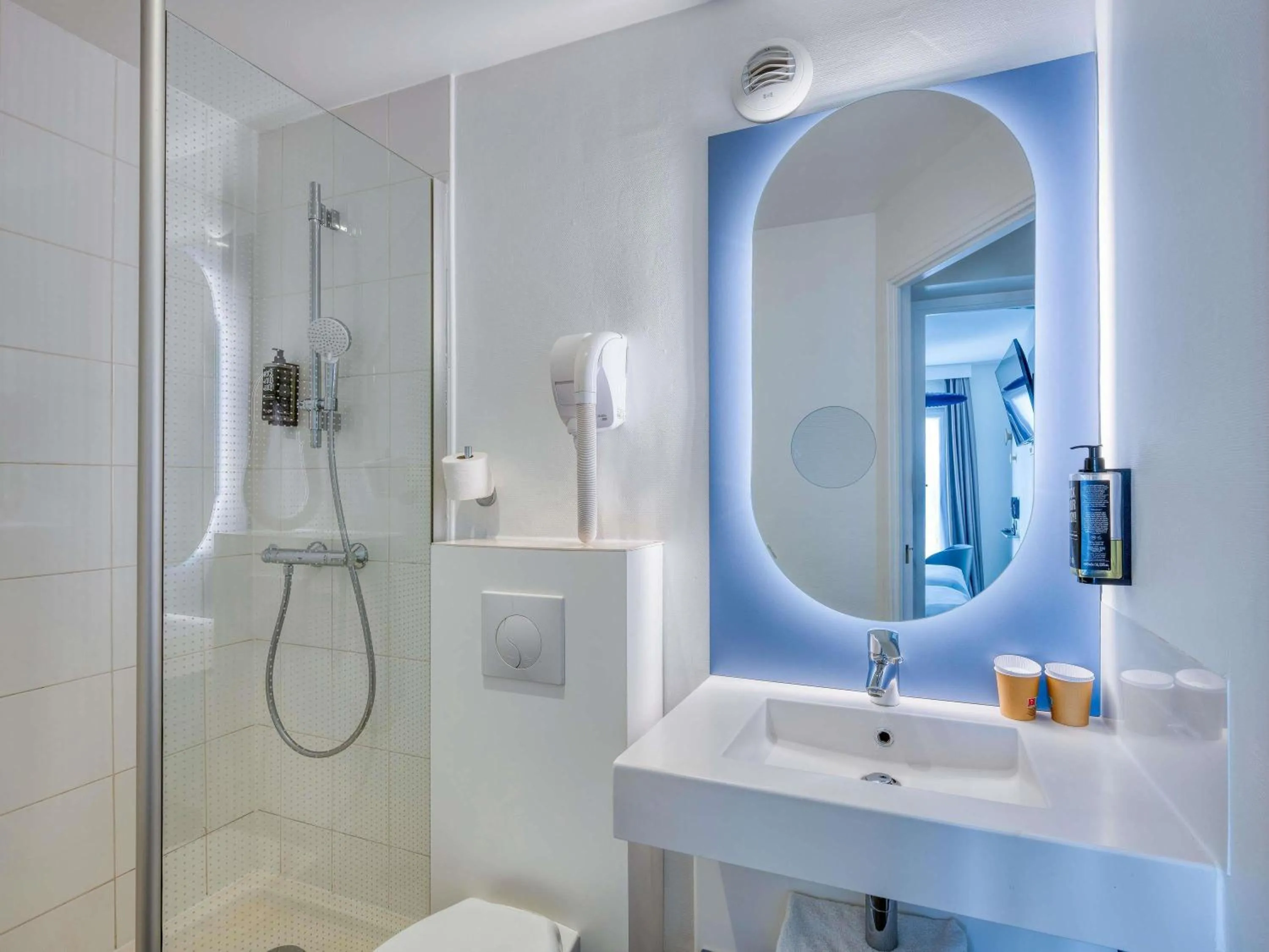 Bedroom in ibis Paris Père Lachaise