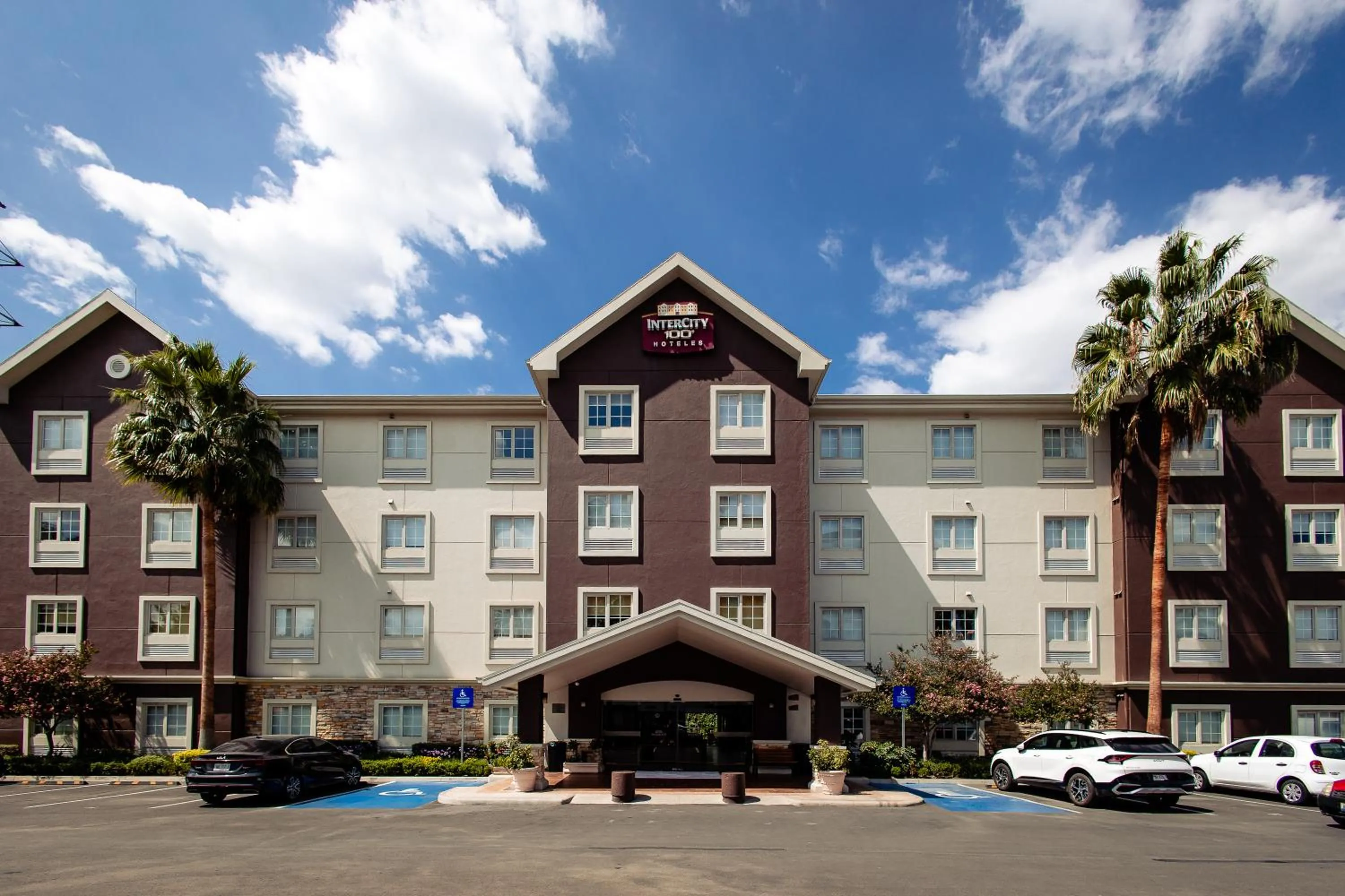 Facade/entrance in Intercity Zapopan