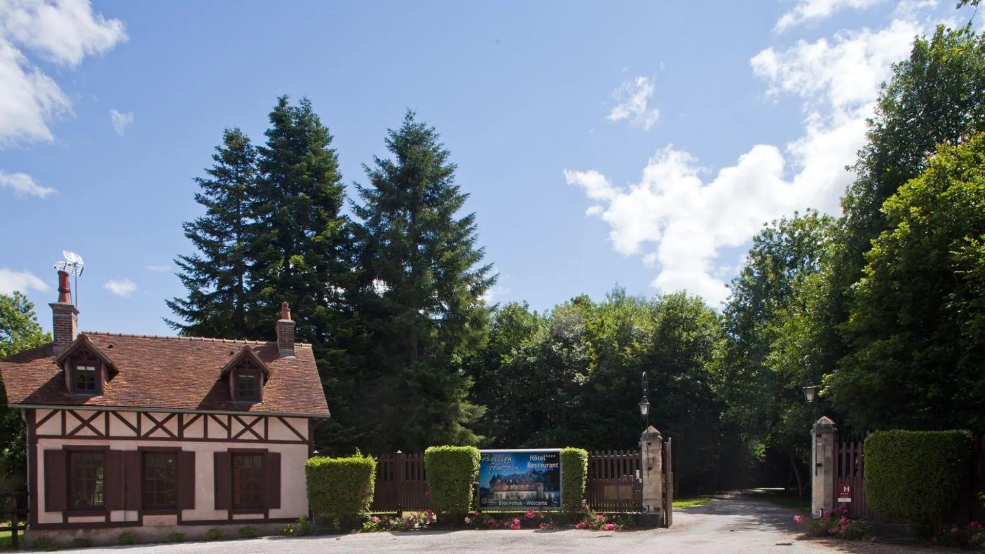 Natural landscape in Le Pavillon De Gouffern
