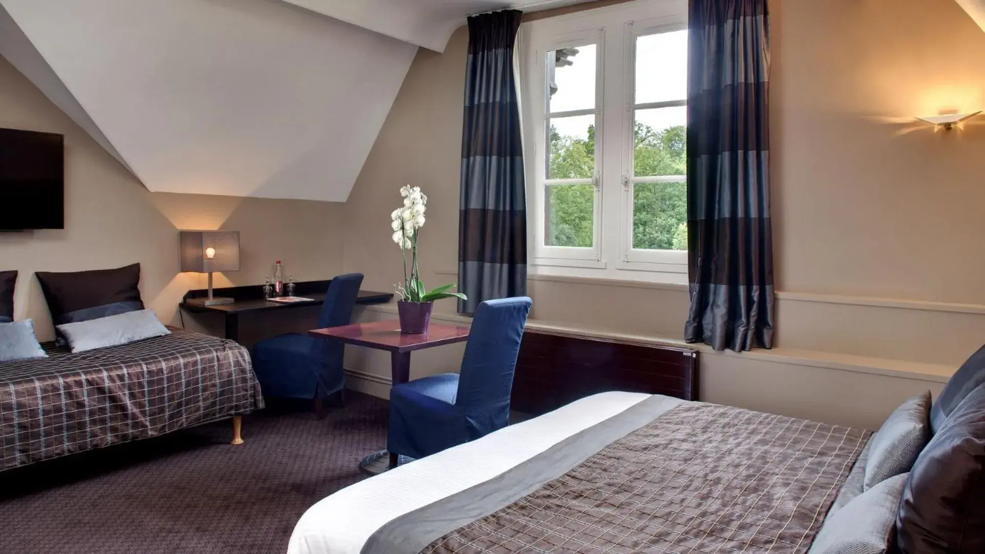 Triple Room with Garden View in Le Pavillon De Gouffern Triple Room with Garden View in Le Pavillon De Gouffern