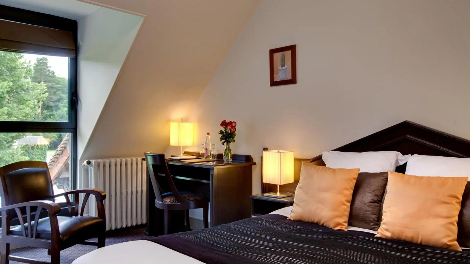 Seating area, Bed in Le Pavillon De Gouffern