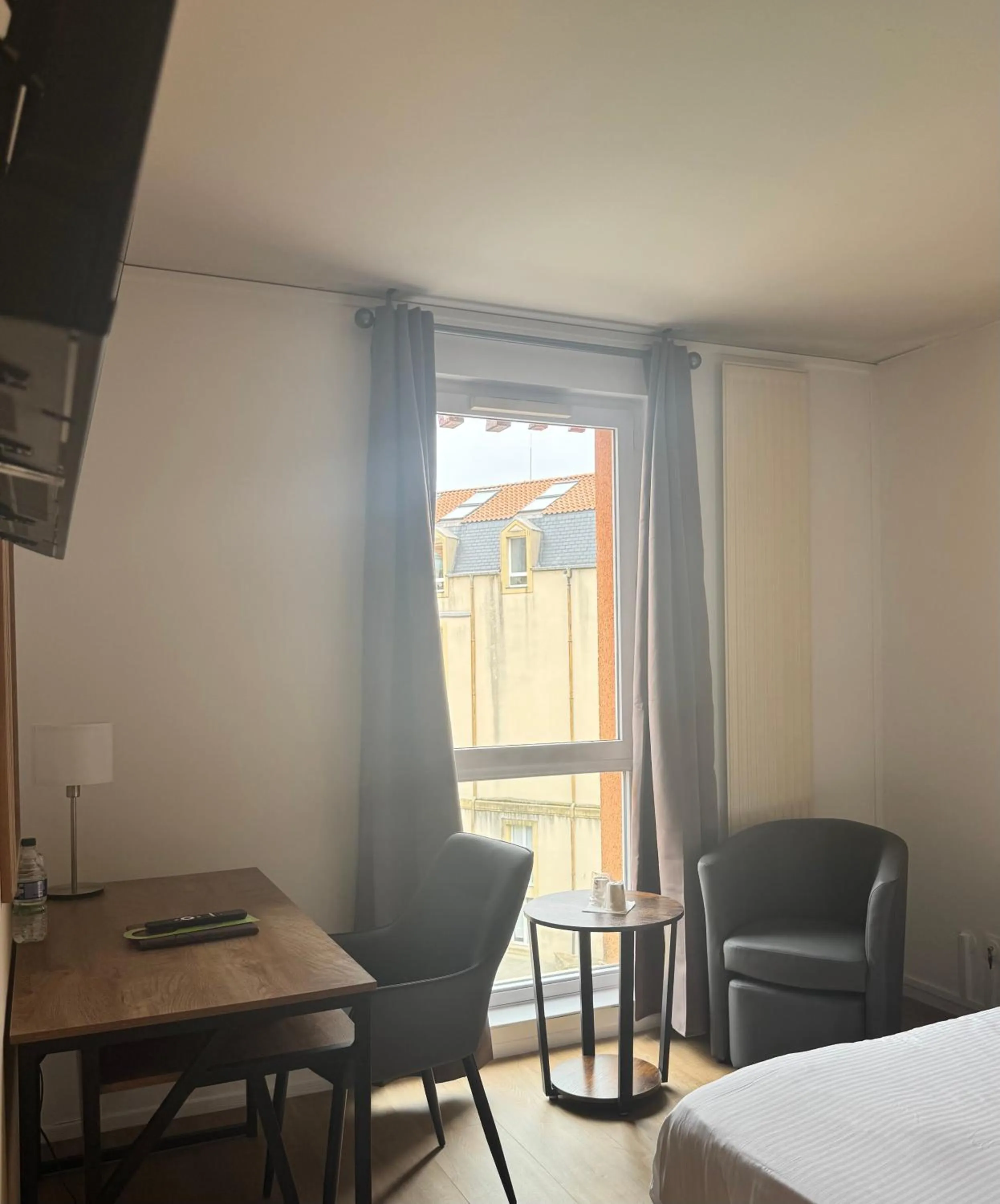 Bedroom in Hôtel Du Théâtre Centre Historique - Parking Souterrain Public Gratuit