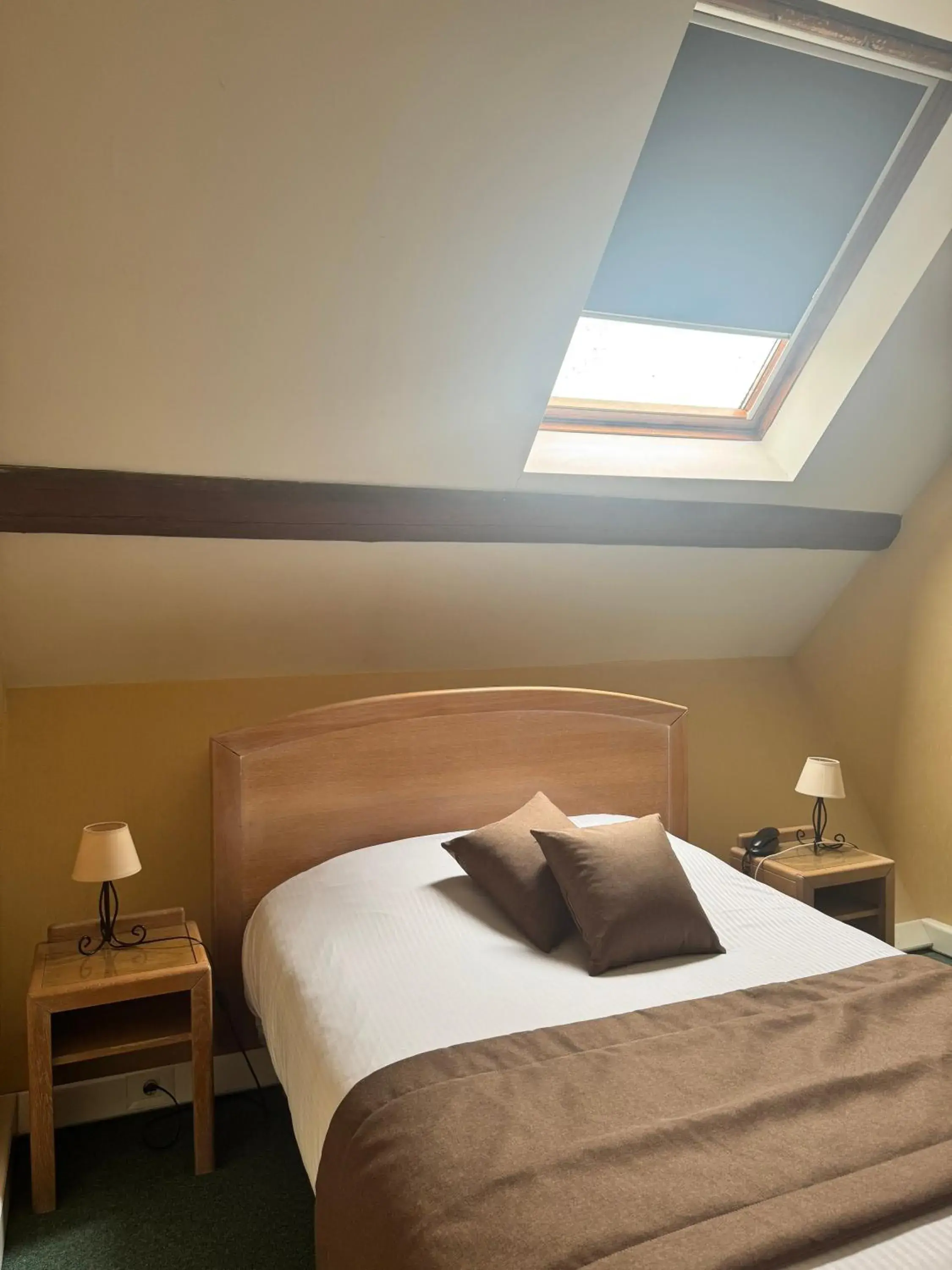 Bedroom, Bed in Hôtel Du Théâtre Centre Historique - Parking Souterrain Public Gratuit Bedroom, Bed in Hôtel Du Théâtre Centre Historique - Parking Souterrain Public Gratuit