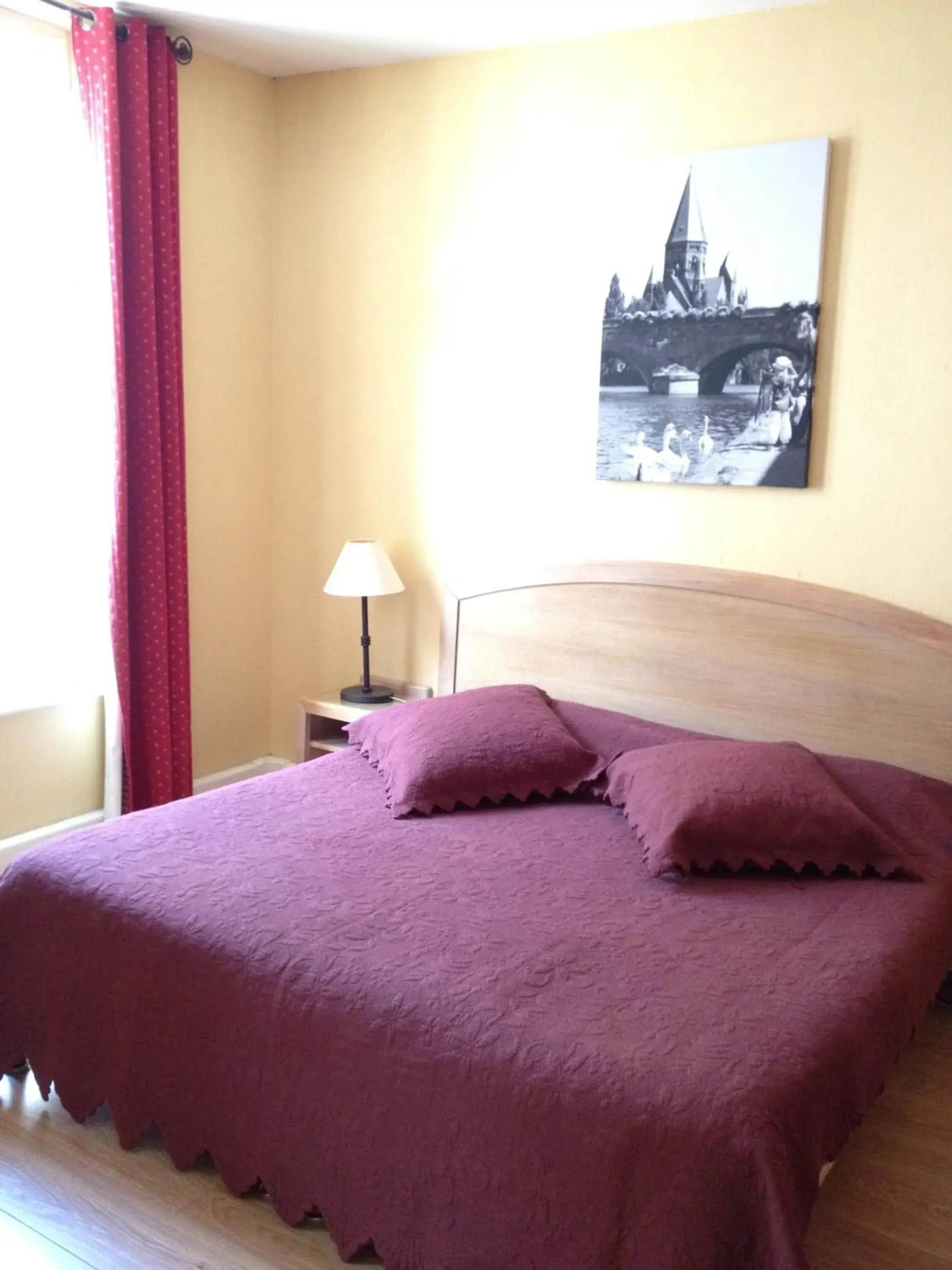 Bed in Hôtel Du Théâtre Centre Historique - Parking Souterrain Public Gratuit Bed in Hôtel Du Théâtre Centre Historique - Parking Souterrain Public Gratuit